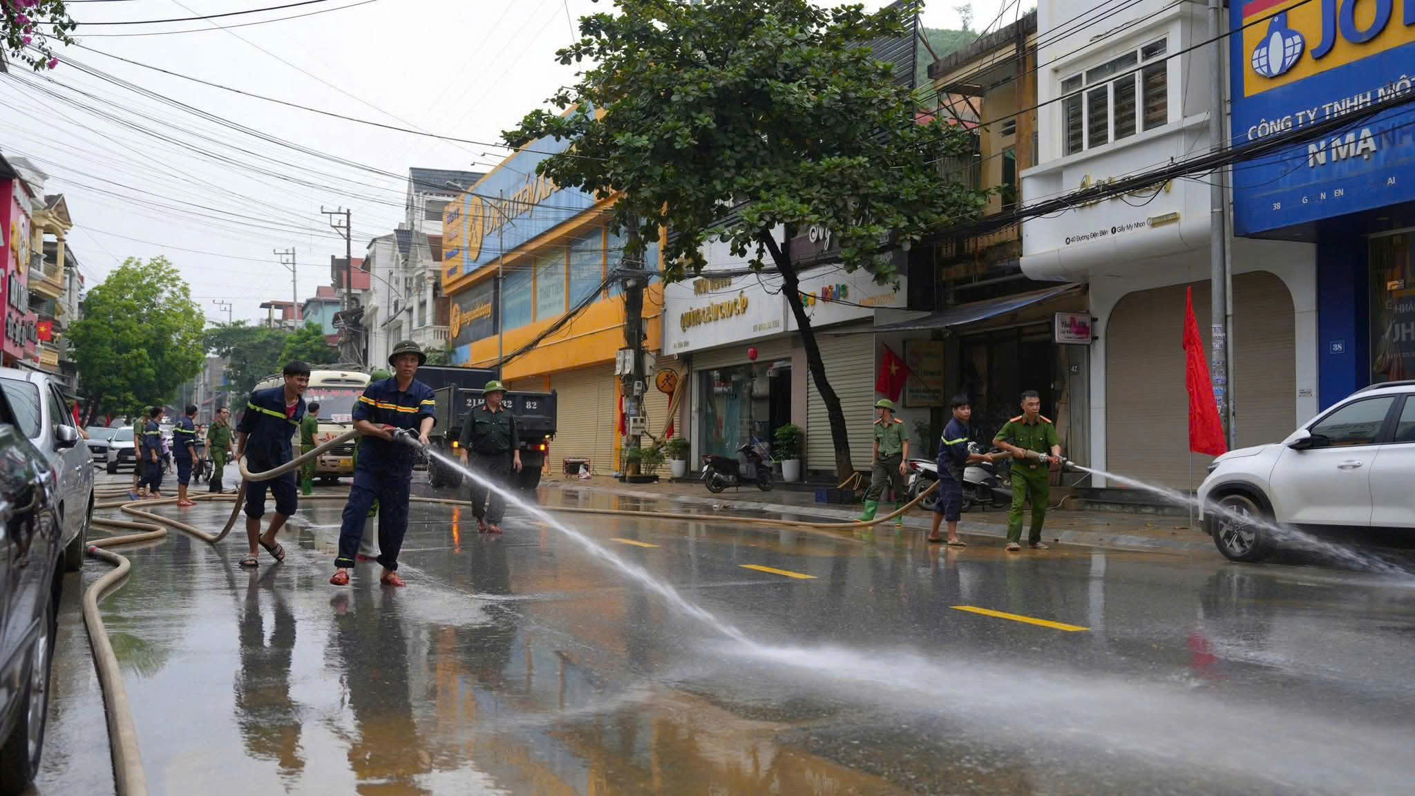 Toàn cảnh khu dân cư cùng hàng nghìn hộ dân ở Lào Cai bị chia cắt, giao thông tê liệt- Ảnh 12.