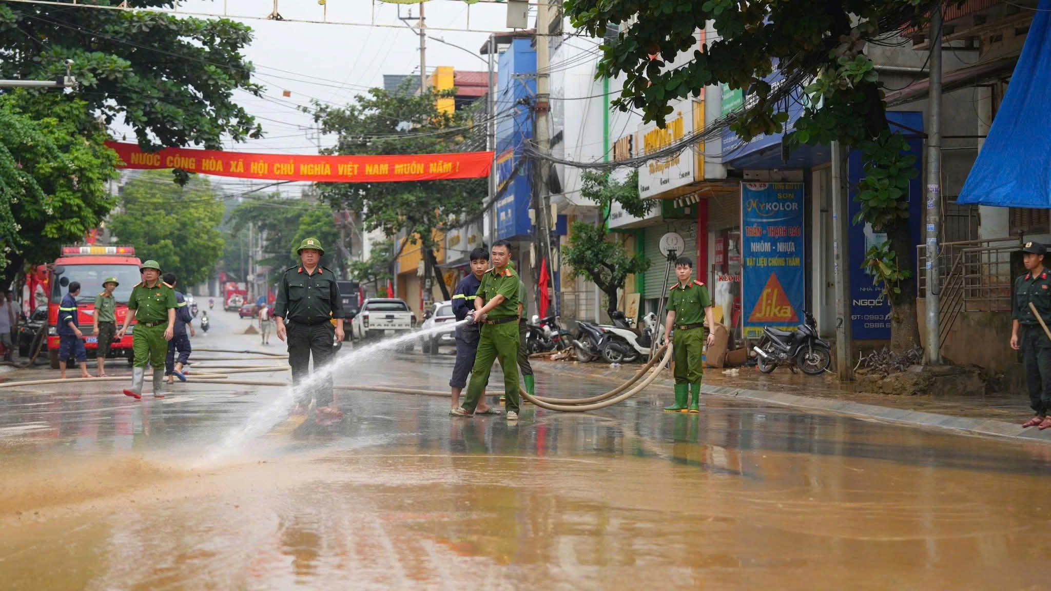 Toàn cảnh khu dân cư cùng hàng nghìn hộ dân ở Lào Cai bị chia cắt, giao thông tê liệt- Ảnh 15.