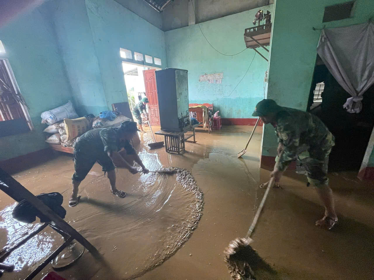 Hàng trăm chiến sĩ công an, quân đội dầm mình trong lũ hỗ trợ người dân Cao Bằng- Ảnh 14.