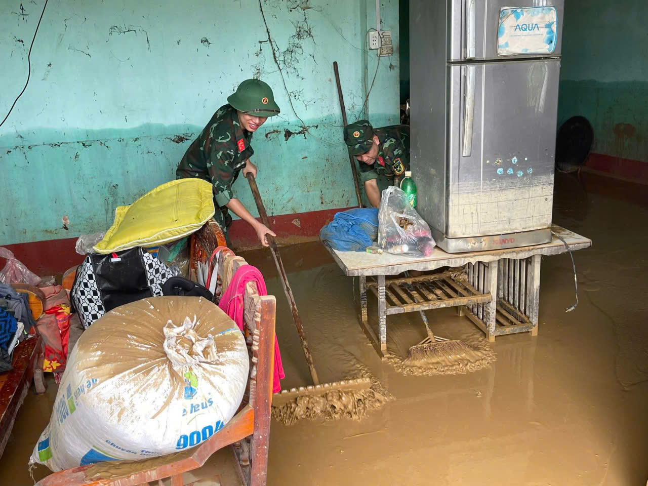 Hàng trăm chiến sĩ công an, quân đội dầm mình trong lũ hỗ trợ người dân Cao Bằng- Ảnh 13.