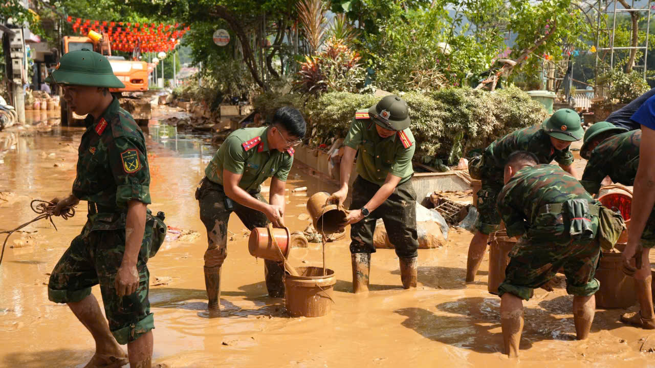 Hàng trăm chiến sĩ công an, quân đội dầm mình trong lũ hỗ trợ người dân Cao Bằng- Ảnh 4.