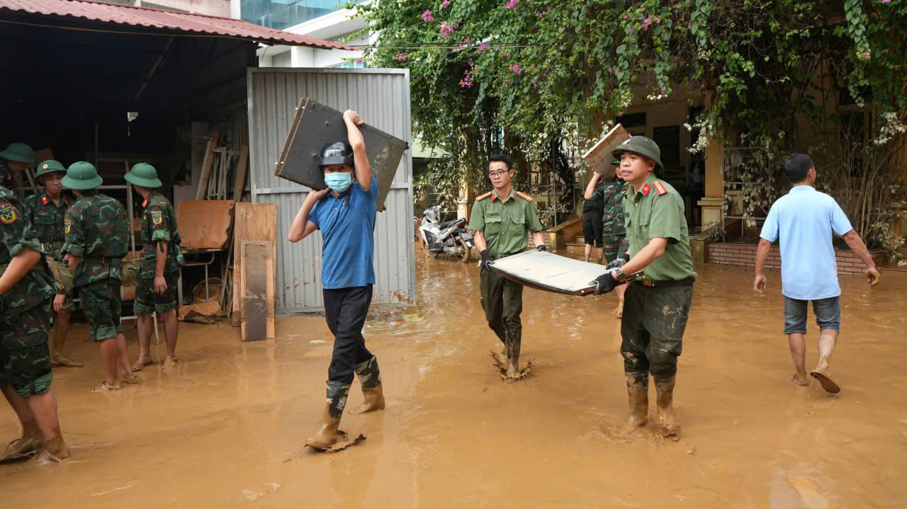 Hàng trăm chiến sĩ công an, quân đội dầm mình trong lũ hỗ trợ người dân Cao Bằng- Ảnh 8.