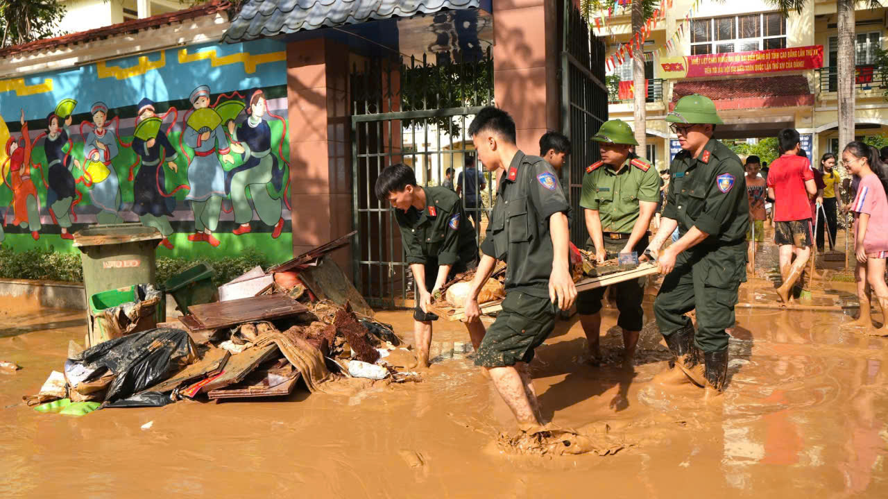 Hàng trăm chiến sĩ công an, quân đội dầm mình trong lũ hỗ trợ người dân Cao Bằng- Ảnh 6.