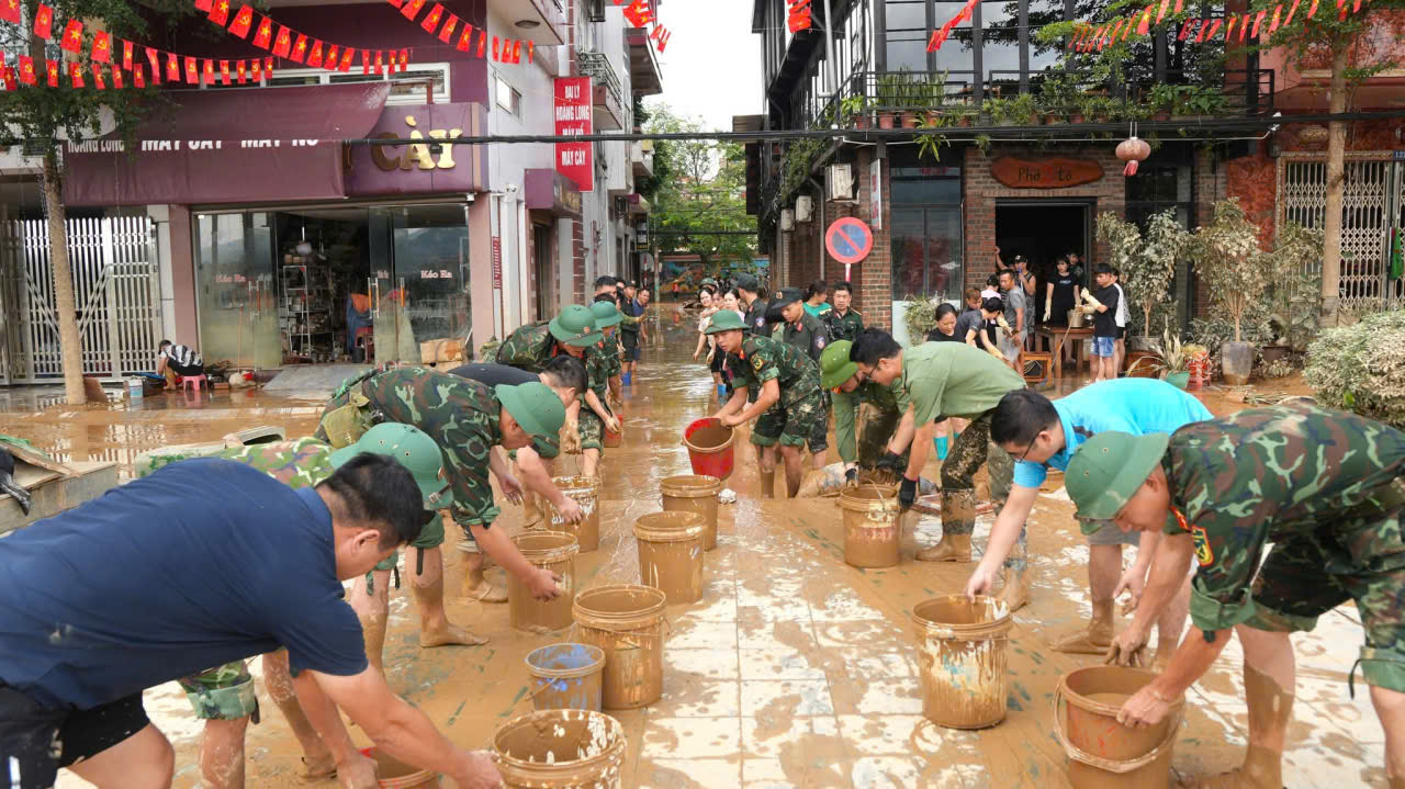Hàng trăm chiến sĩ công an, quân đội dầm mình trong lũ hỗ trợ người dân Cao Bằng- Ảnh 2.