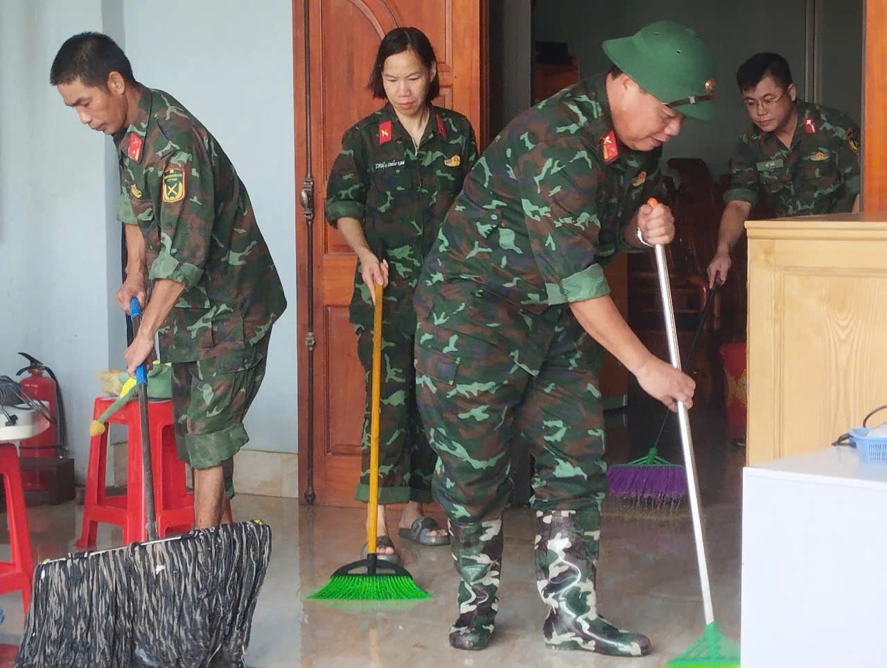 Hàng trăm chiến sĩ công an, quân đội dầm mình trong lũ hỗ trợ người dân Cao Bằng- Ảnh 12.