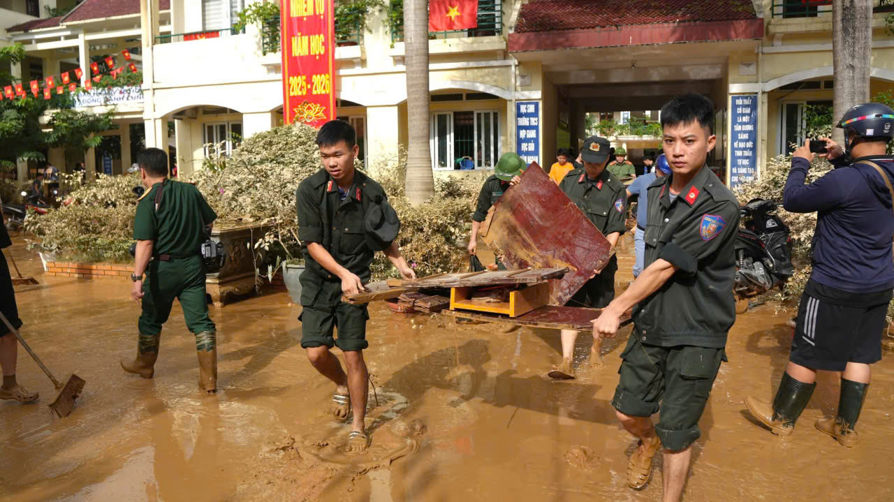 Hàng trăm chiến sĩ công an, quân đội dầm mình trong lũ hỗ trợ người dân Cao Bằng- Ảnh 5.