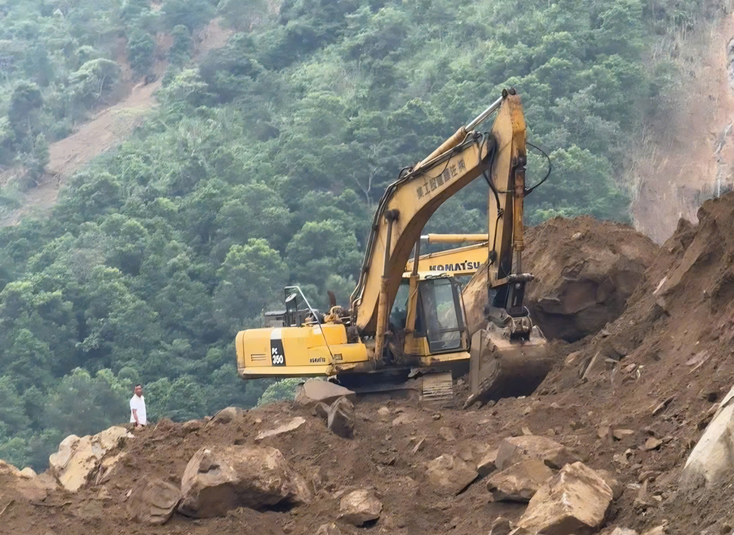Tìm thấy chiếc xe bán tải nghi mất tích nhiều ngày ở Lào Cai- Ảnh 3.