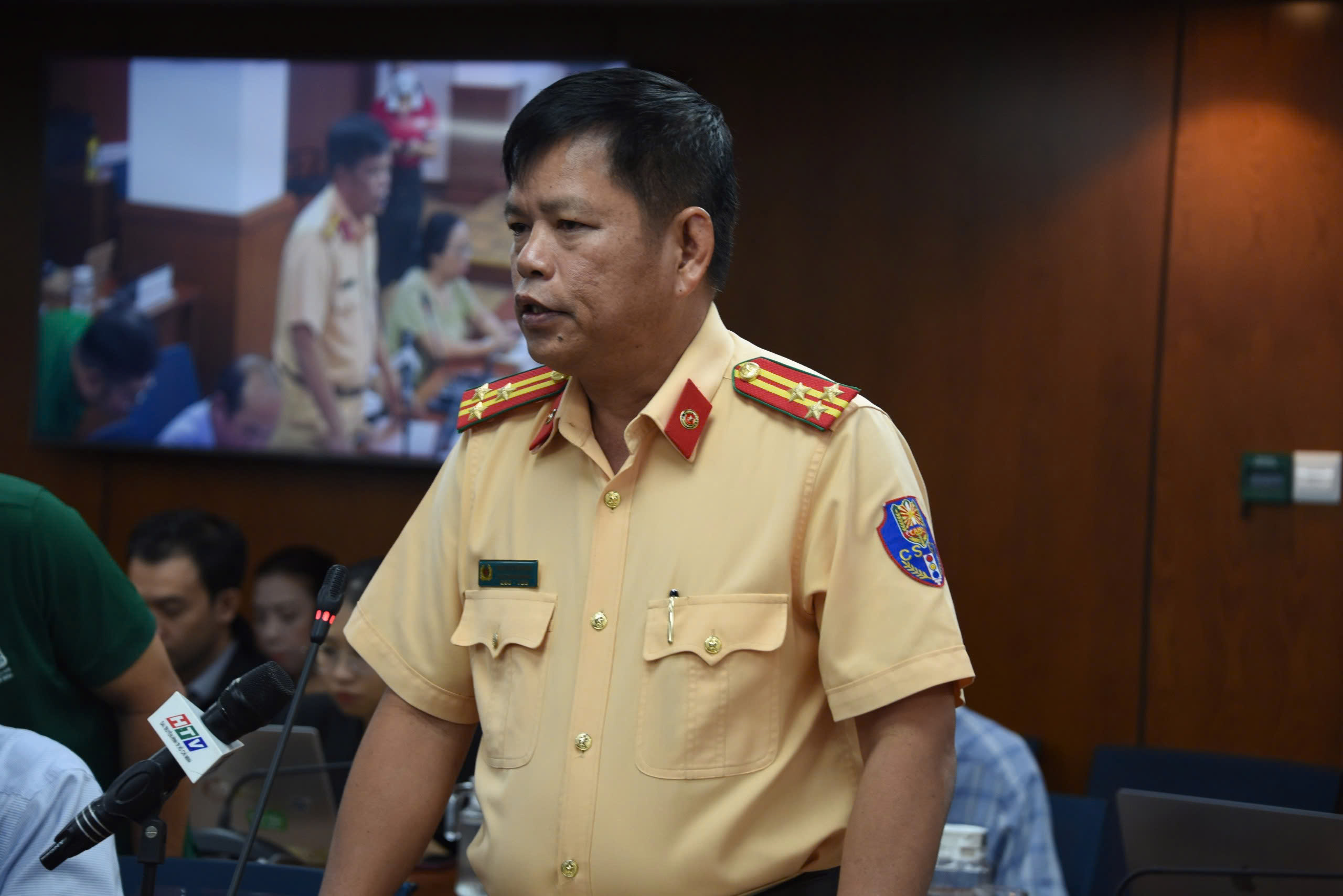TP.HCM: Đề xuất người vi phạm giao thông có thể đi thu gom rác, sơn kẻ đường- Ảnh 1.