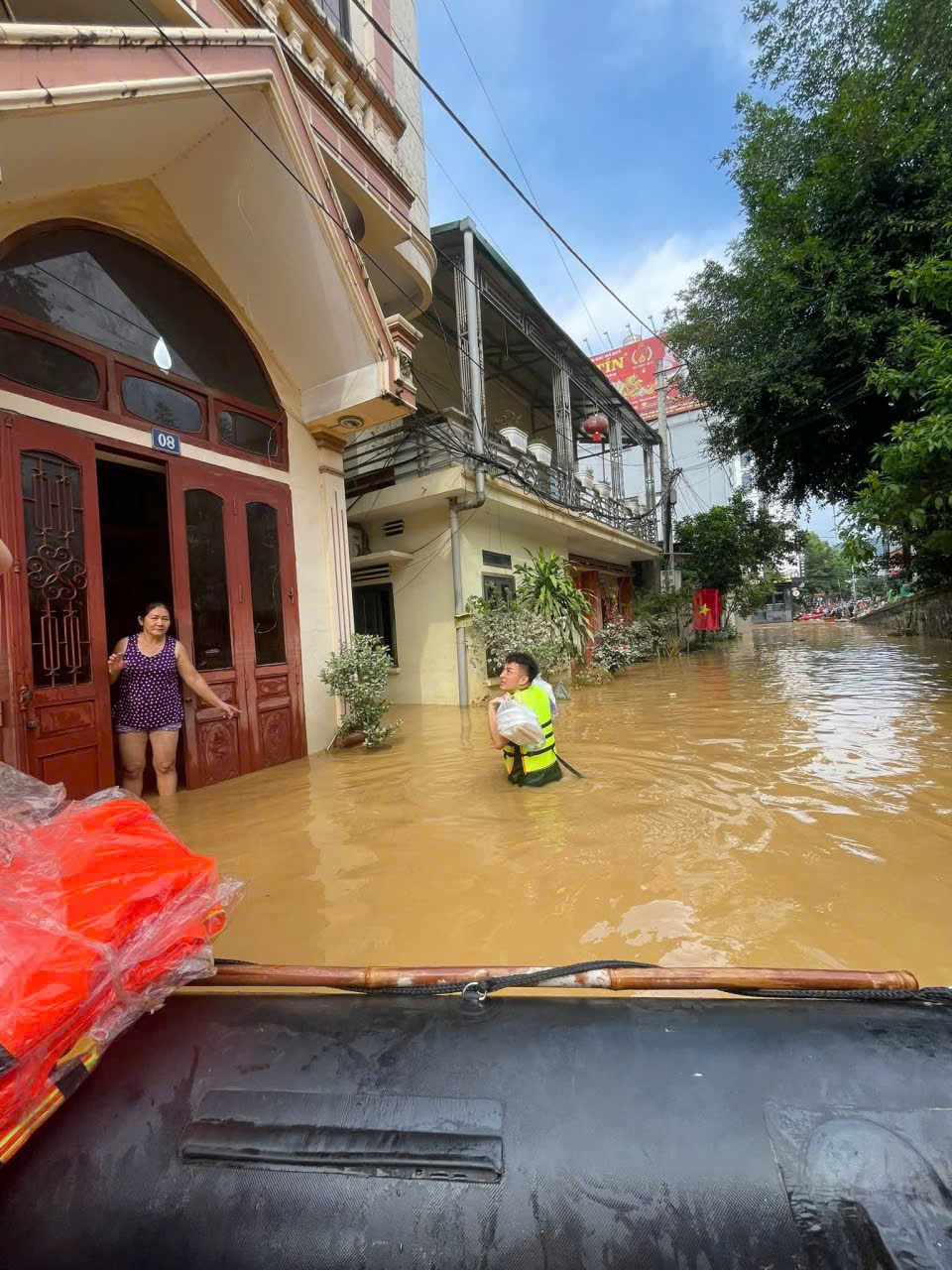 Hàng trăm chiến sĩ công an, quân đội dầm mình trong lũ hỗ trợ người dân Cao Bằng- Ảnh 10.