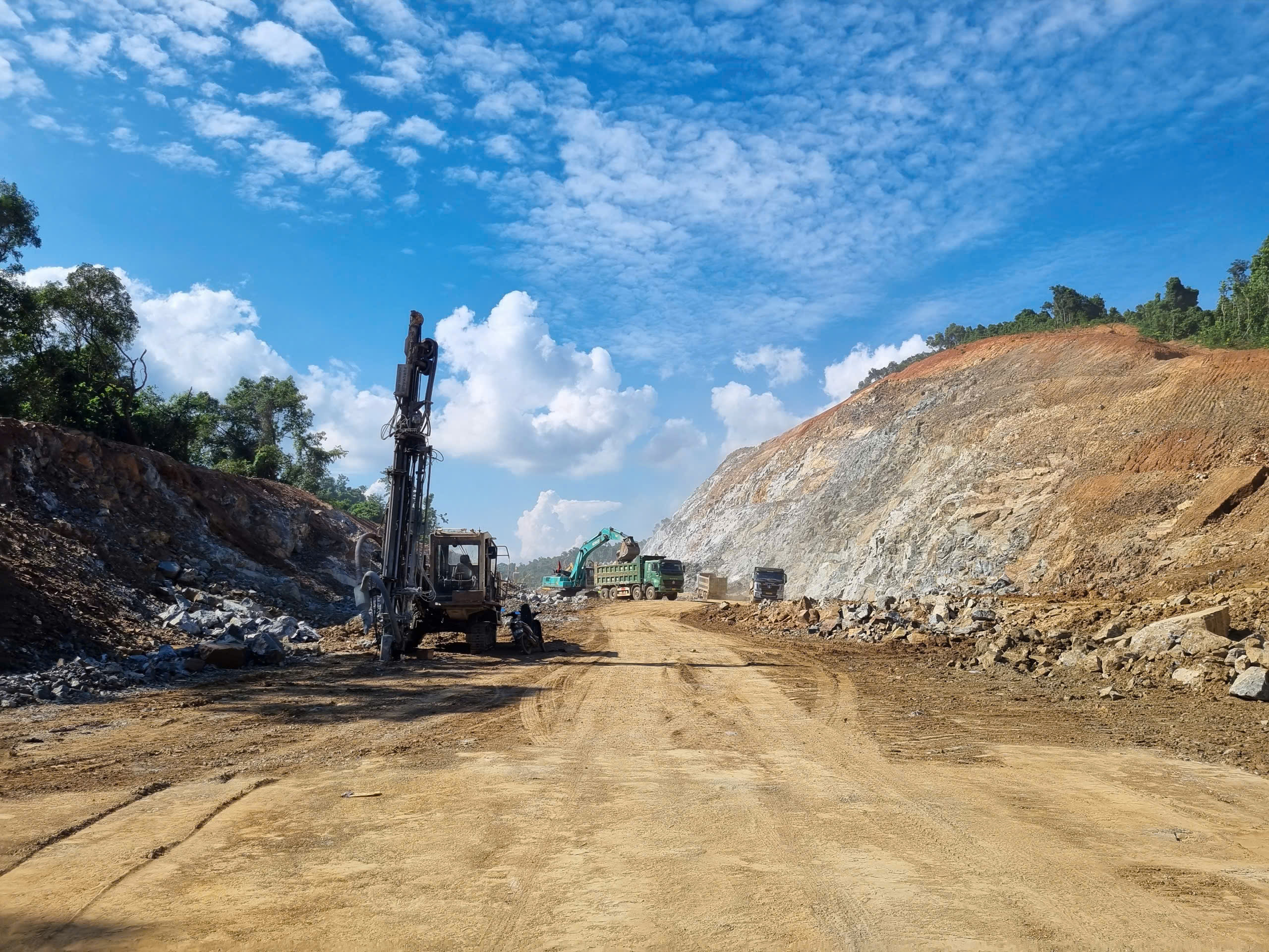 Thứ trưởng Bộ Xây dựng: Tập trung cao độ đẩy tiến độ cao tốc qua Gia Lai, Đắk Lắk- Ảnh 2.