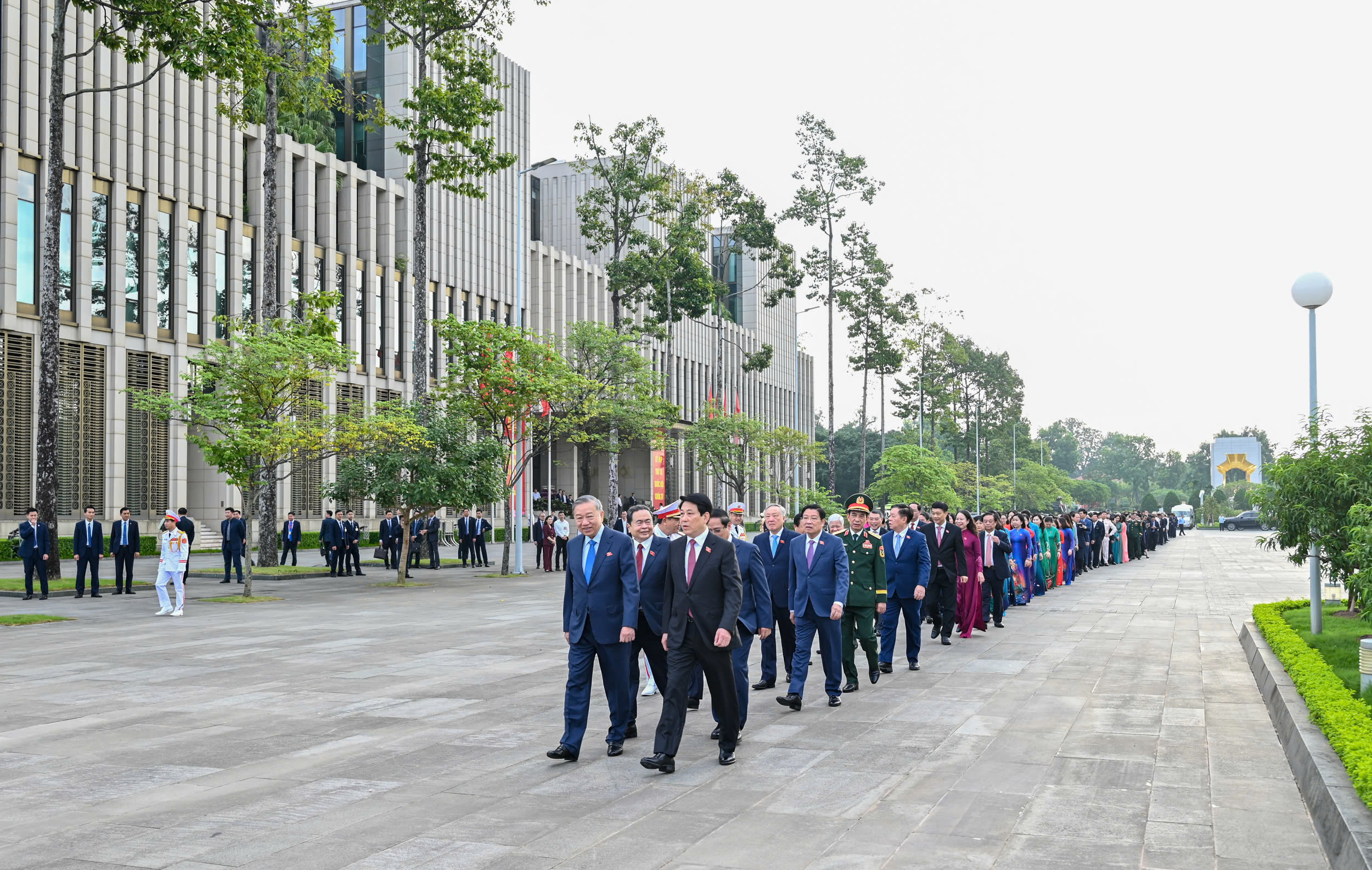 Lãnh đạo Đảng, Nhà nước và đại biểu Quốc hội vào Lăng viếng Chủ tịch Hồ Chí Minh- Ảnh 6. Lãnh đạo Đảng, Nhà nước và đại biểu Quốc hội vào Lăng viếng Chủ tịch Hồ Chí Minh- Ảnh 6.