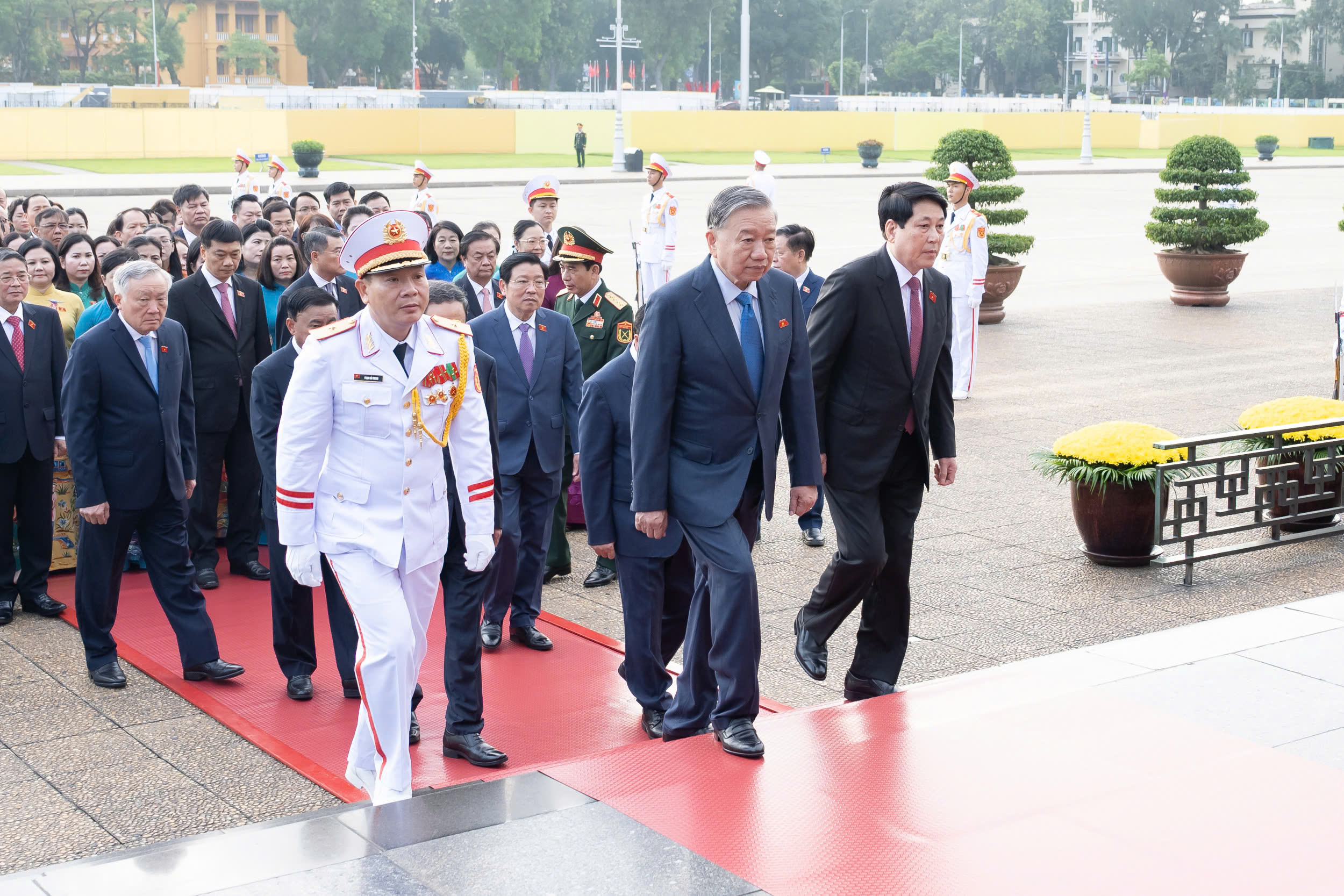 Lãnh đạo Đảng, Nhà nước và đại biểu Quốc hội vào Lăng viếng Chủ tịch Hồ Chí Minh- Ảnh 1. Lãnh đạo Đảng, Nhà nước và đại biểu Quốc hội vào Lăng viếng Chủ tịch Hồ Chí Minh- Ảnh 1.