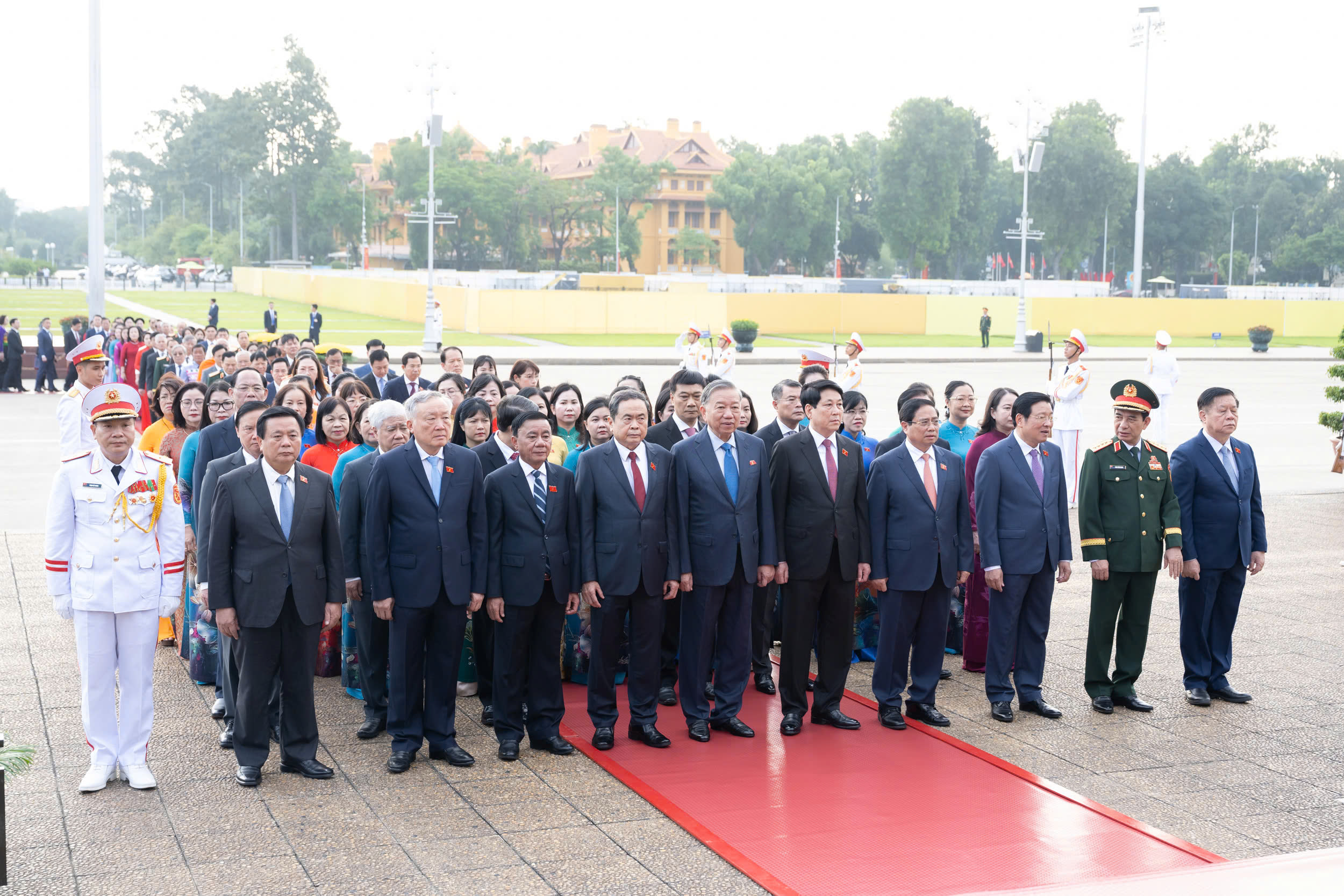 Lãnh đạo Đảng, Nhà nước và đại biểu Quốc hội vào Lăng viếng Chủ tịch Hồ Chí Minh- Ảnh 2. Lãnh đạo Đảng, Nhà nước và đại biểu Quốc hội vào Lăng viếng Chủ tịch Hồ Chí Minh- Ảnh 2.