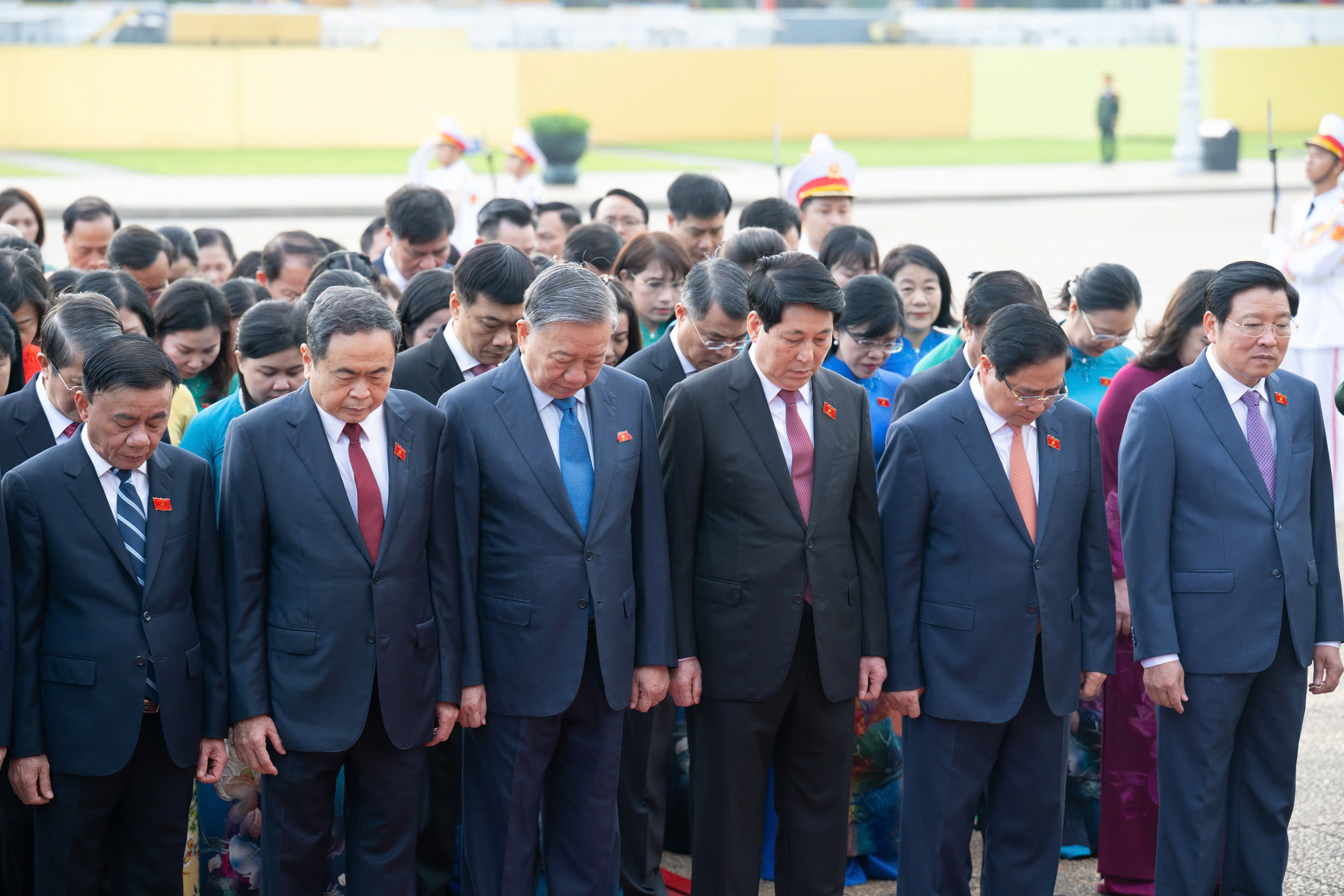 Lãnh đạo Đảng, Nhà nước và đại biểu Quốc hội vào Lăng viếng Chủ tịch Hồ Chí Minh- Ảnh 4. Lãnh đạo Đảng, Nhà nước và đại biểu Quốc hội vào Lăng viếng Chủ tịch Hồ Chí Minh- Ảnh 4.