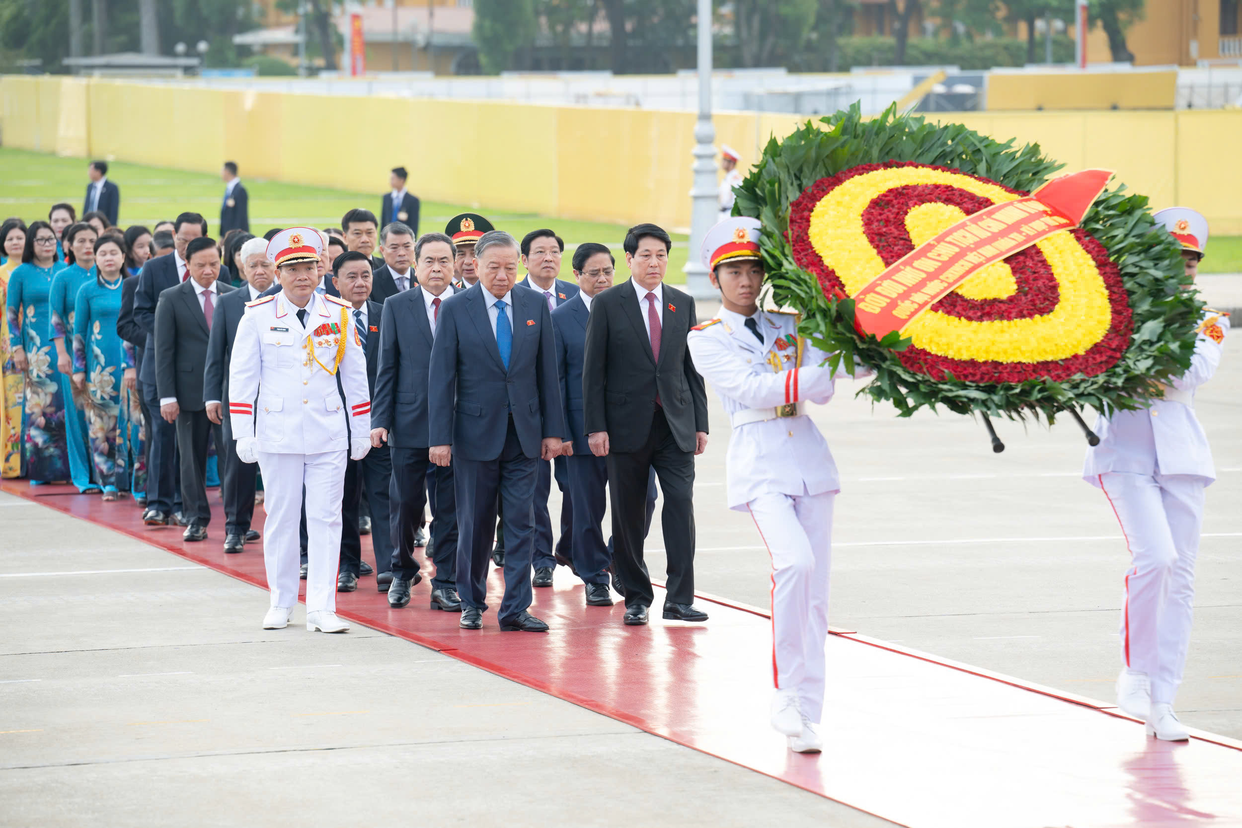 Lãnh đạo Đảng, Nhà nước và đại biểu Quốc hội vào Lăng viếng Chủ tịch Hồ Chí Minh- Ảnh 3. Lãnh đạo Đảng, Nhà nước và đại biểu Quốc hội vào Lăng viếng Chủ tịch Hồ Chí Minh- Ảnh 3.