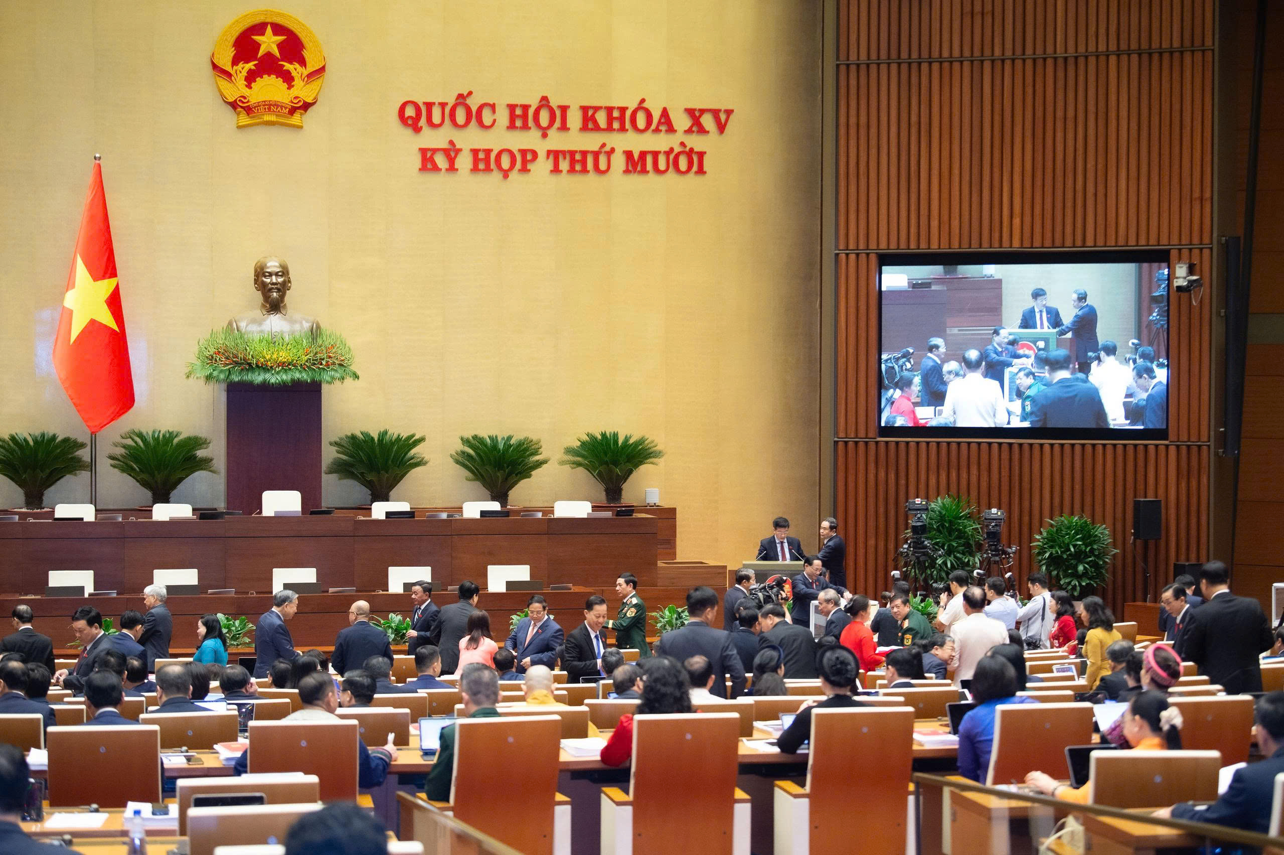 Lãnh đạo Đảng, Nhà nước và đại biểu Quốc hội vào Lăng viếng Chủ tịch Hồ Chí Minh- Ảnh 8. Lãnh đạo Đảng, Nhà nước và đại biểu Quốc hội vào Lăng viếng Chủ tịch Hồ Chí Minh- Ảnh 8.