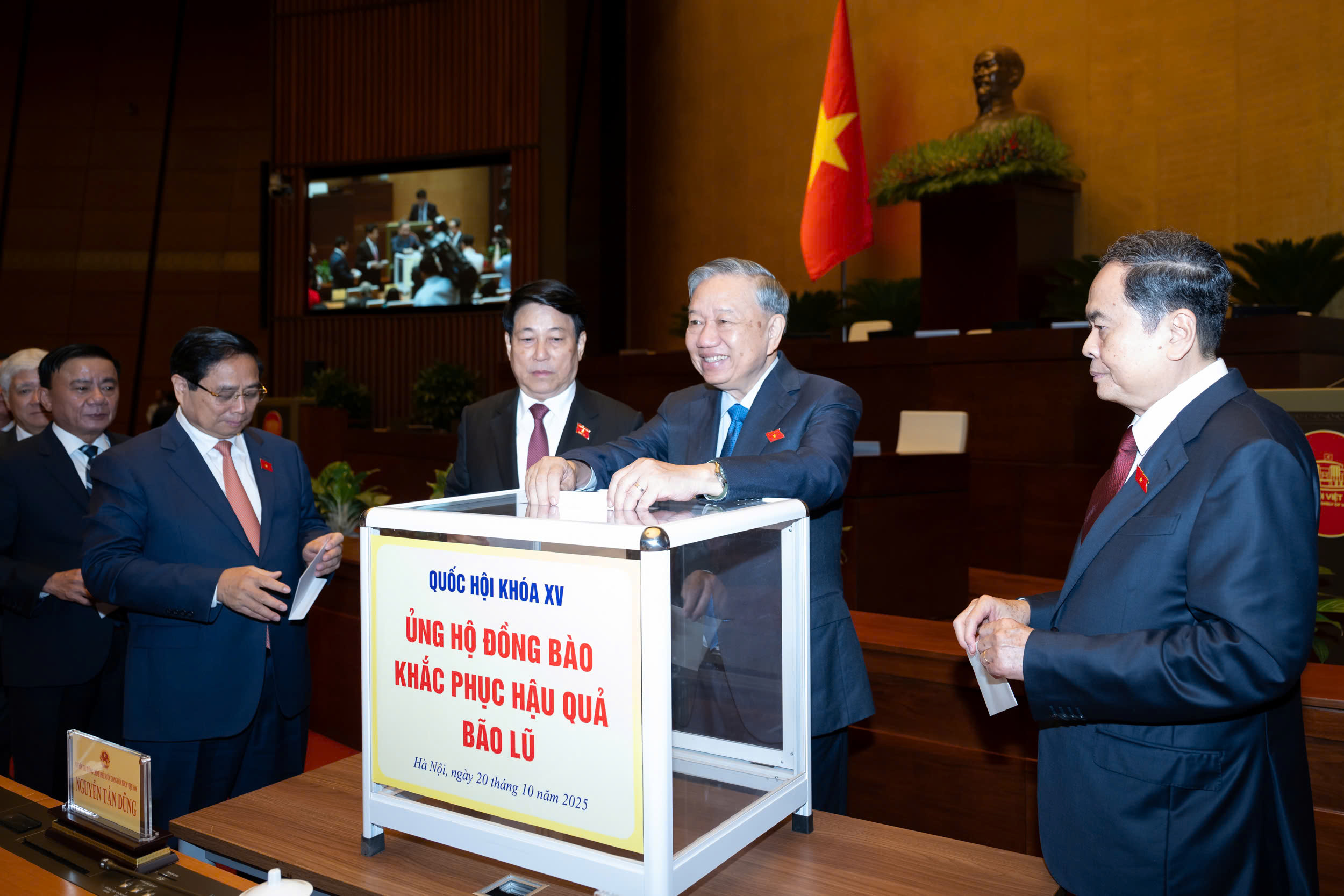 Lãnh đạo Đảng, Nhà nước và đại biểu Quốc hội vào Lăng viếng Chủ tịch Hồ Chí Minh- Ảnh 9. Lãnh đạo Đảng, Nhà nước và đại biểu Quốc hội vào Lăng viếng Chủ tịch Hồ Chí Minh- Ảnh 9.