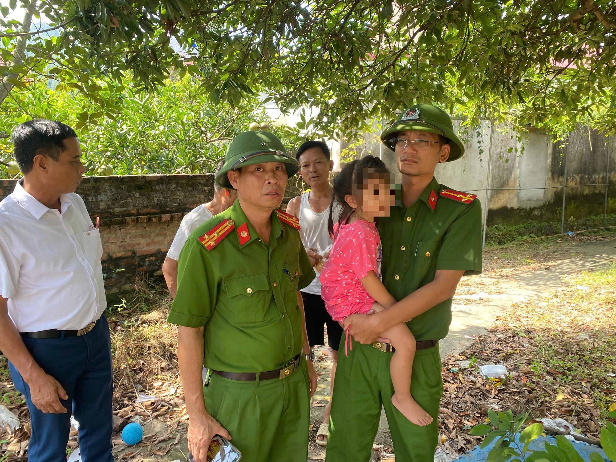 Công an giải cứu bé gái bốn tuổi bị bố đẻ treo lên trần nhà ở Bắc Ninh- Ảnh 2. Công an giải cứu bé gái bốn tuổi bị bố đẻ treo lên trần nhà ở Bắc Ninh- Ảnh 2.