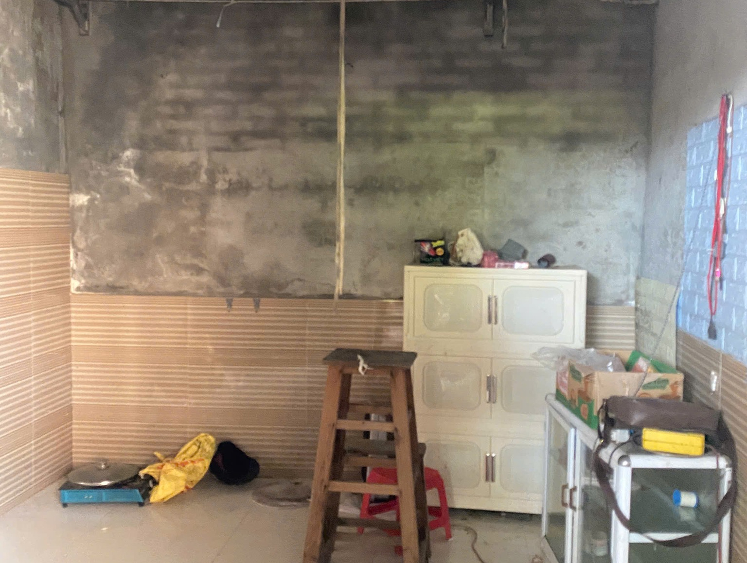 Công an giải cứu bé gái bốn tuổi bị bố đẻ treo lên trần nhà ở Bắc Ninh- Ảnh 1. Công an giải cứu bé gái bốn tuổi bị bố đẻ treo lên trần nhà ở Bắc Ninh- Ảnh 1.