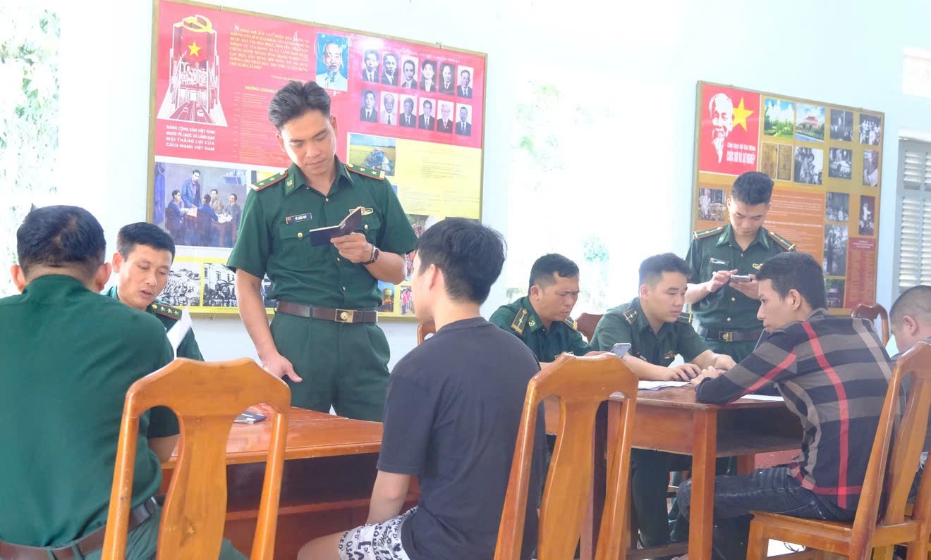 Tiếp nhận nhóm công dân Việt được Campuchia trao trả phát hiện 6 người xuất cảnh trái phép- Ảnh 1. Tiếp nhận nhóm công dân Việt được Campuchia trao trả phát hiện 6 người xuất cảnh trái phép- Ảnh 1.