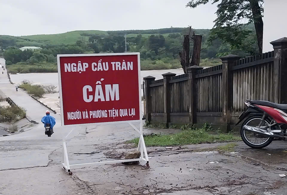 Quảng Ngãi: Mưa lớn gây ngập quốc lộ, sẵn sàng di dời hàng nghìn người dân- Ảnh 2. Quảng Ngãi: Mưa lớn gây ngập quốc lộ, sẵn sàng di dời hàng nghìn người dân- Ảnh 2.