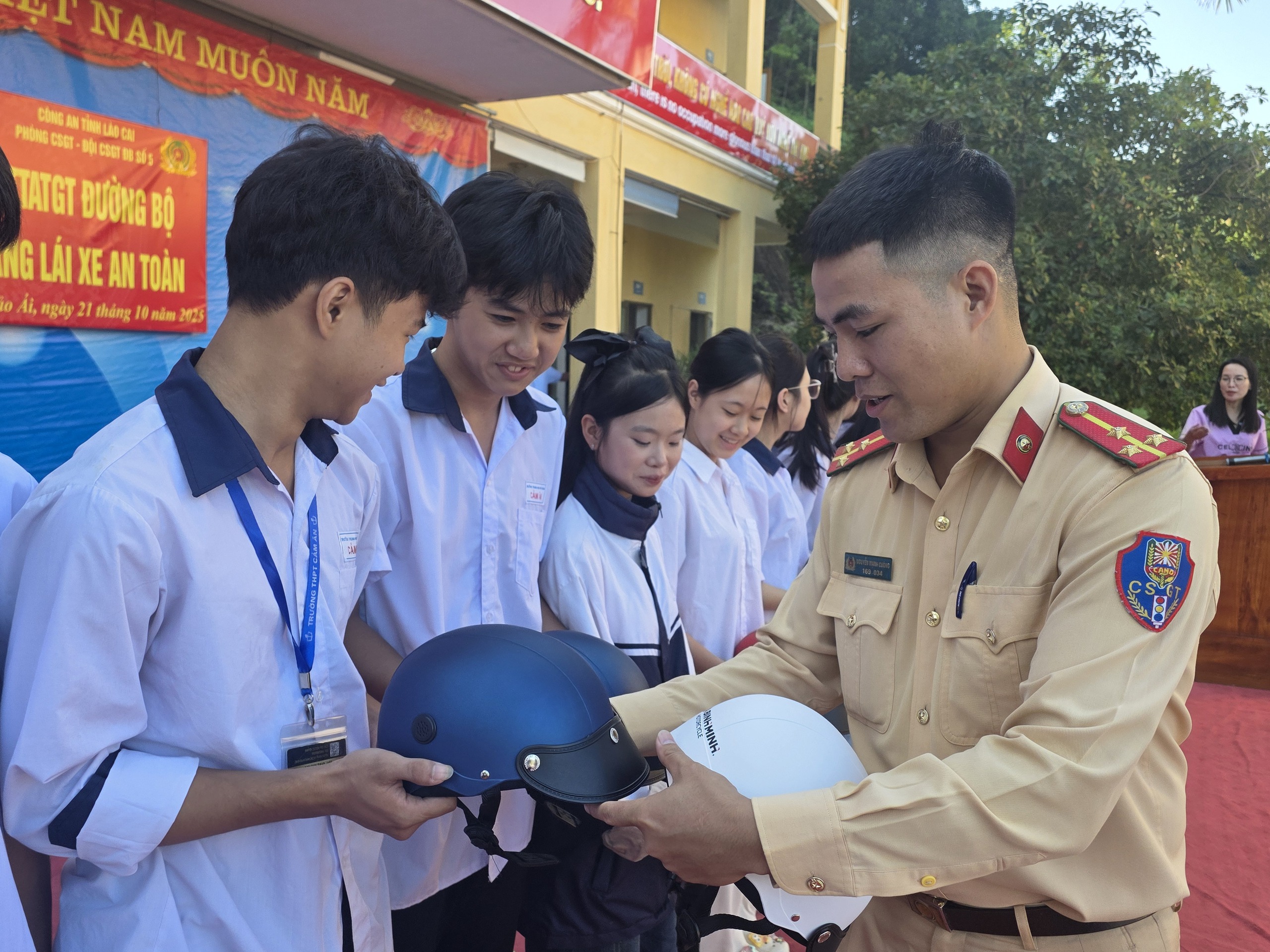 Hơn 1.000 học sinh Lào Cai được hướng dẫn kỹ năng lái xe an toàn- Ảnh 2. Hơn 1.000 học sinh Lào Cai được hướng dẫn kỹ năng lái xe an toàn- Ảnh 2.