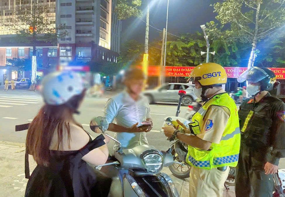 Bị phạt, tài xế ma men trần tình "biết sai nhưng đi sinh nhật gặp bạn bè khó từ chối"- Ảnh 2. Bị phạt, tài xế ma men trần tình "biết sai nhưng đi sinh nhật gặp bạn bè khó từ chối"- Ảnh 2.