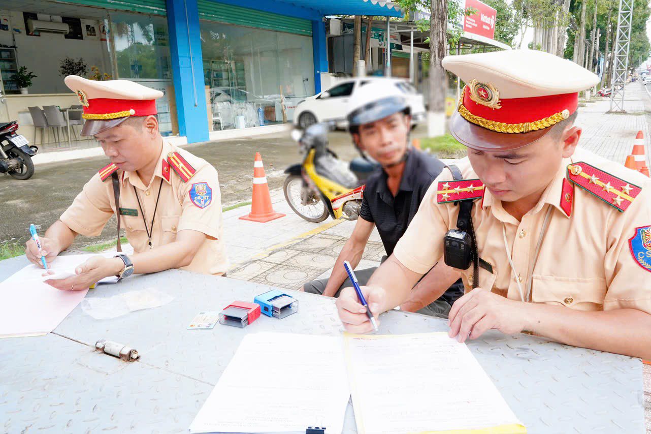 Bị phạt, tài xế ma men trần tình "biết sai nhưng đi sinh nhật gặp bạn bè khó từ chối"- Ảnh 3. Bị phạt, tài xế ma men trần tình "biết sai nhưng đi sinh nhật gặp bạn bè khó từ chối"- Ảnh 3.