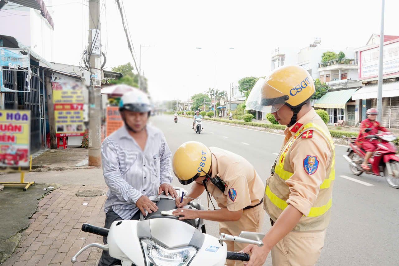 Bị phạt, tài xế ma men trần tình "biết sai nhưng đi sinh nhật gặp bạn bè khó từ chối"- Ảnh 4. Bị phạt, tài xế ma men trần tình "biết sai nhưng đi sinh nhật gặp bạn bè khó từ chối"- Ảnh 4.