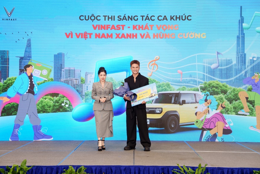 Trao giải cuộc thi “VinFast - Khát vọng vì Việt Nam xanh và hùng cường"- Ảnh 1. Trao giải cuộc thi “VinFast - Khát vọng vì Việt Nam xanh và hùng cường"- Ảnh 1.
