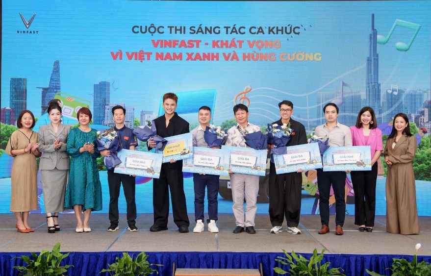 Trao giải cuộc thi “VinFast - Khát vọng vì Việt Nam xanh và hùng cường"- Ảnh 2. Trao giải cuộc thi “VinFast - Khát vọng vì Việt Nam xanh và hùng cường"- Ảnh 2.