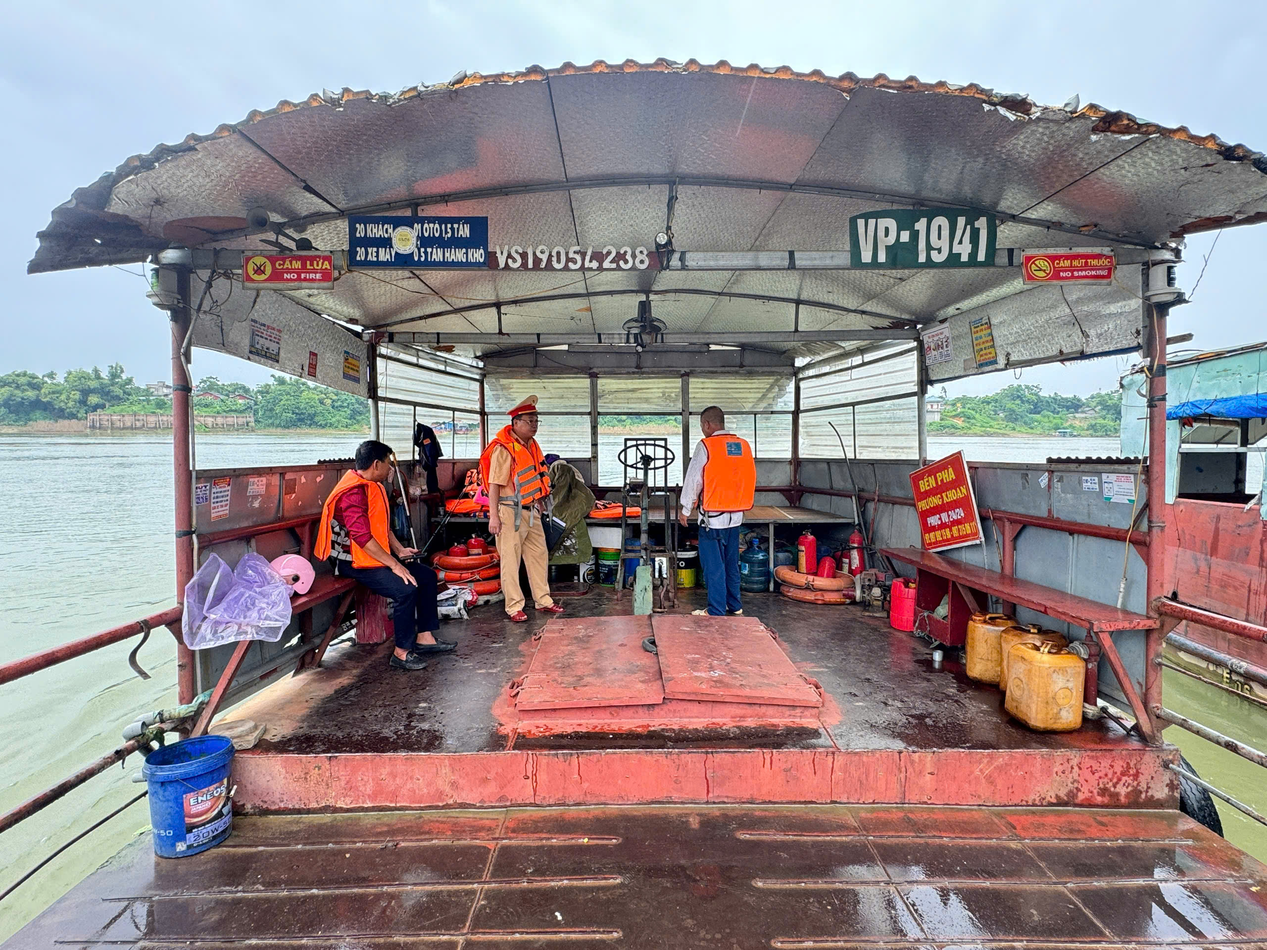 An toàn giao thông đường thủy ở Phú Thọ: Chuyển biến từ ý thức người dân- Ảnh 1. An toàn giao thông đường thủy ở Phú Thọ: Chuyển biến từ ý thức người dân- Ảnh 1.
