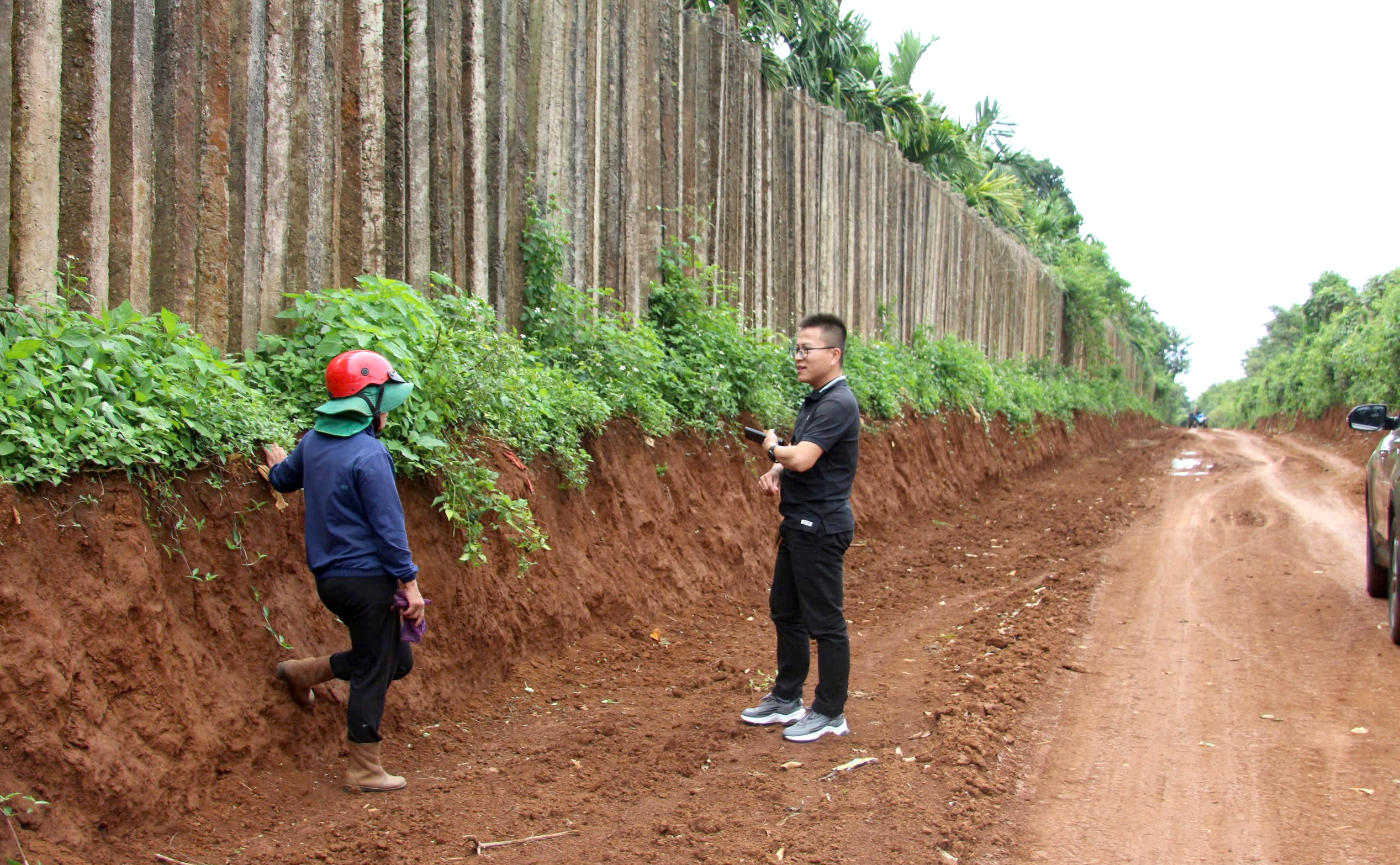 Đắk Lắk: Nghi vấn khai thác đất trái phép trên tuyến đường Ea Hồ - Tam Giang đang thi công- Ảnh 1.