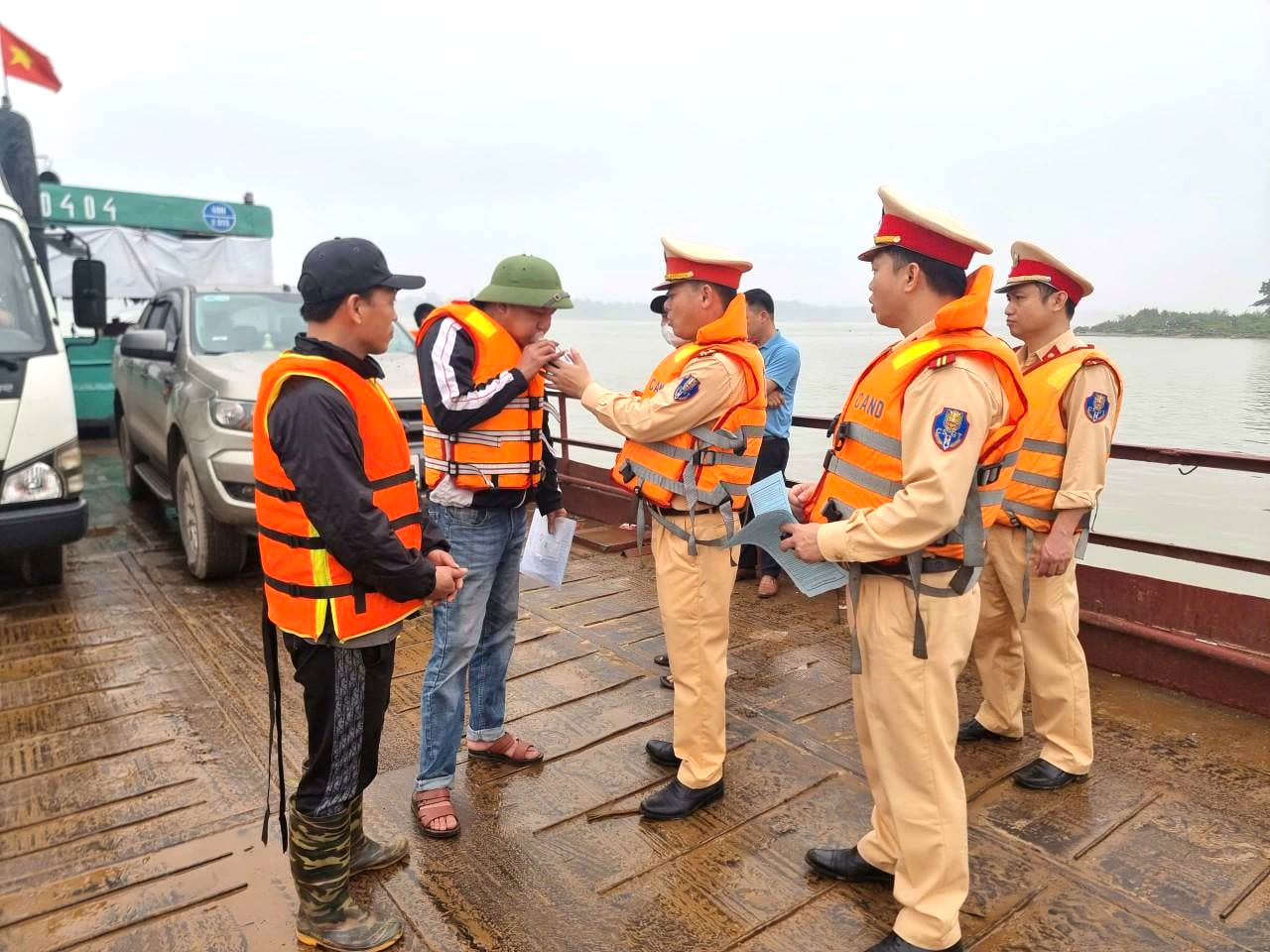 Hưng Yên: 9 tháng, gần 600 trường hợp vi phạm giao thông đường thủy- Ảnh 2. Hưng Yên: 9 tháng, gần 600 trường hợp vi phạm giao thông đường thủy- Ảnh 2.