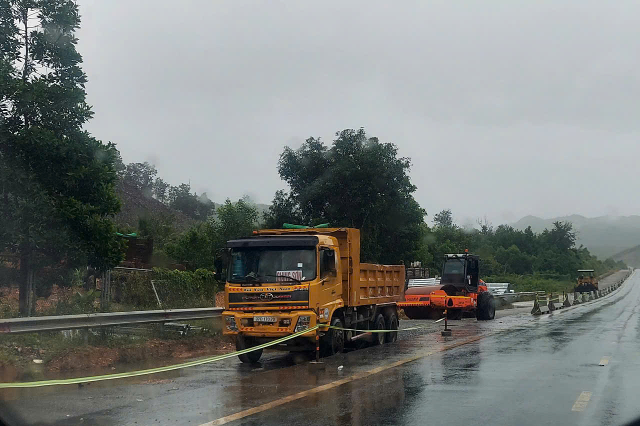 Tạm dừng nhiều mũi thi công cao tốc qua miền Trung do ảnh hưởng bão số 12- Ảnh 1.