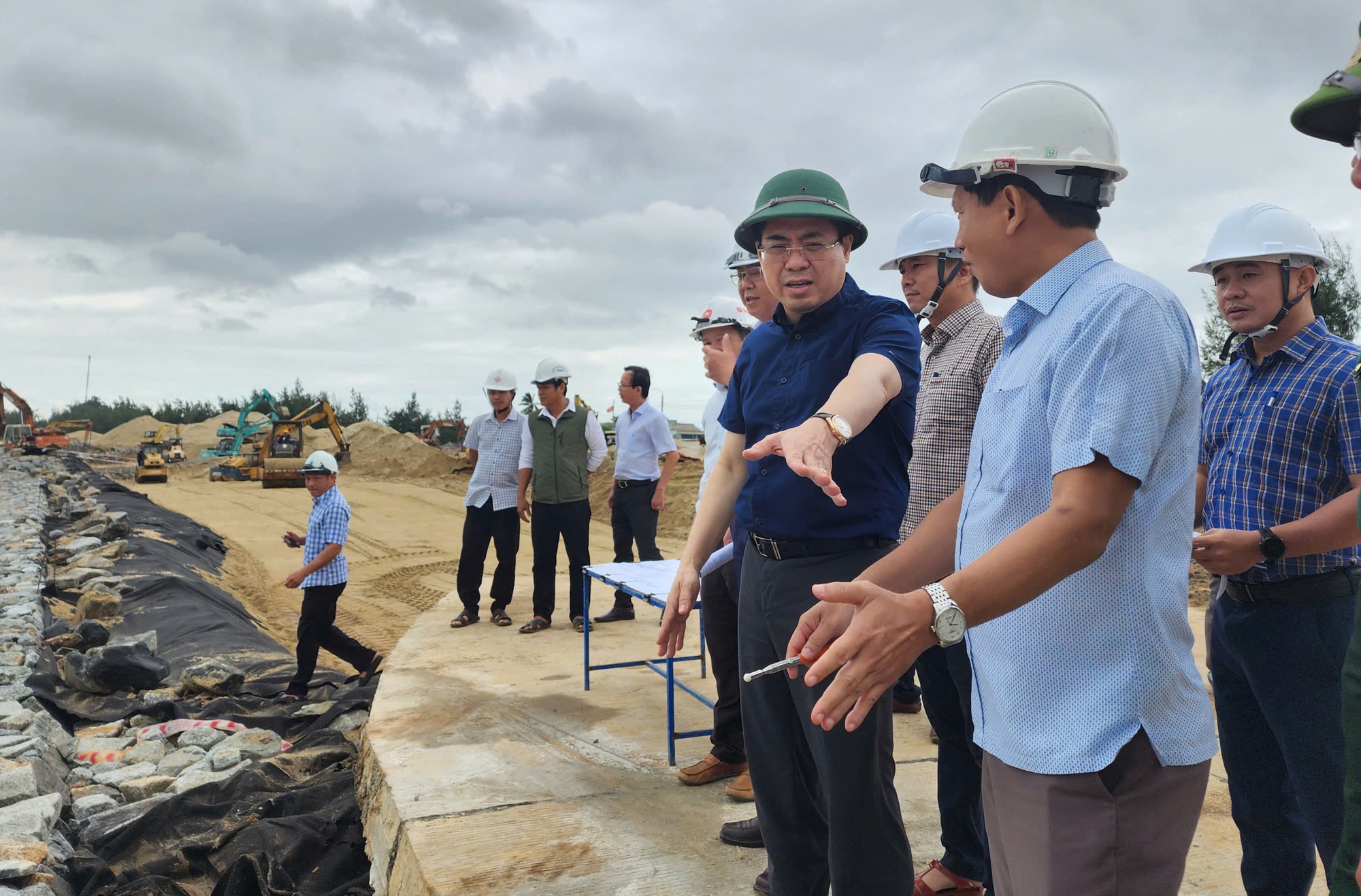 Quảng Ngãi kiểm soát thủy điện điều tiết nước; Đà Nẵng phong tỏa đường Như Nguyệt- Ảnh 1.