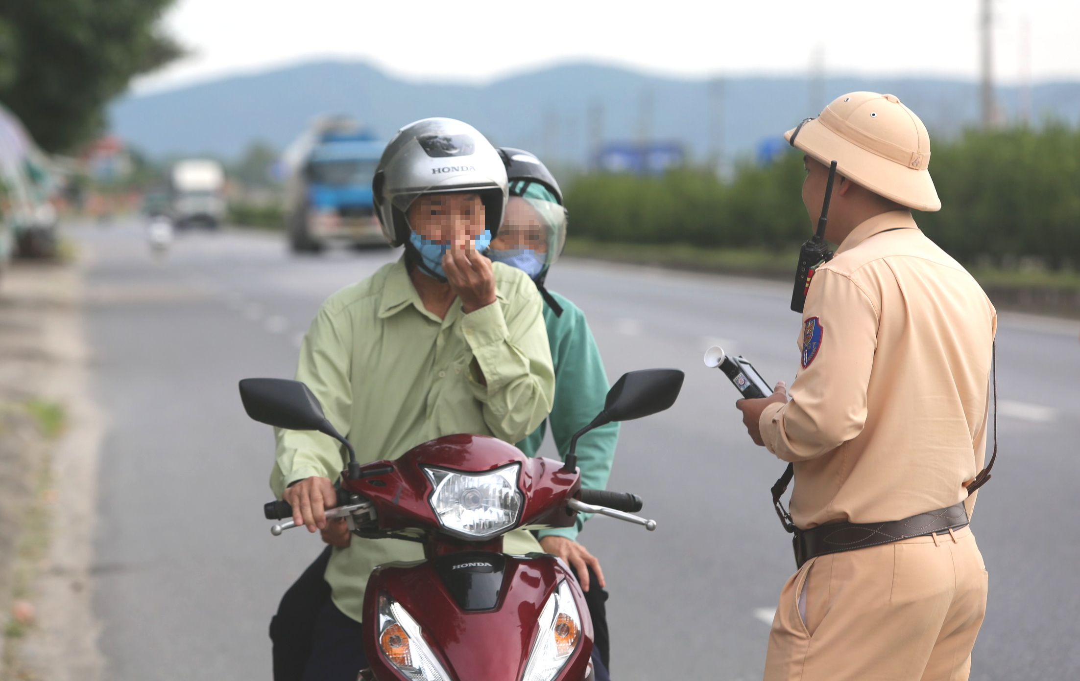 CSGT Thanh Hóa chốt chặn khép kín ngày đêm, kiên quyết xử lý "ma men" lái xe- Ảnh 5. CSGT Thanh Hóa chốt chặn khép kín ngày đêm, kiên quyết xử lý "ma men" lái xe- Ảnh 5.