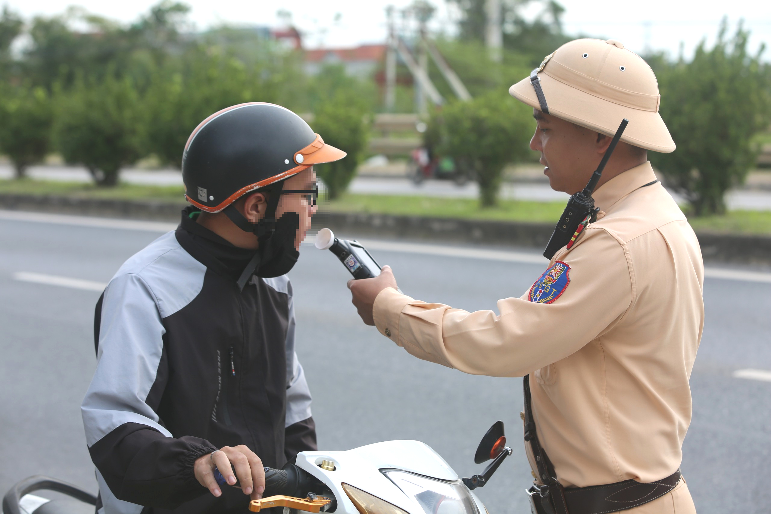 CSGT Thanh Hóa chốt chặn khép kín ngày đêm, kiên quyết xử lý "ma men" lái xe- Ảnh 1. CSGT Thanh Hóa chốt chặn khép kín ngày đêm, kiên quyết xử lý "ma men" lái xe- Ảnh 1.