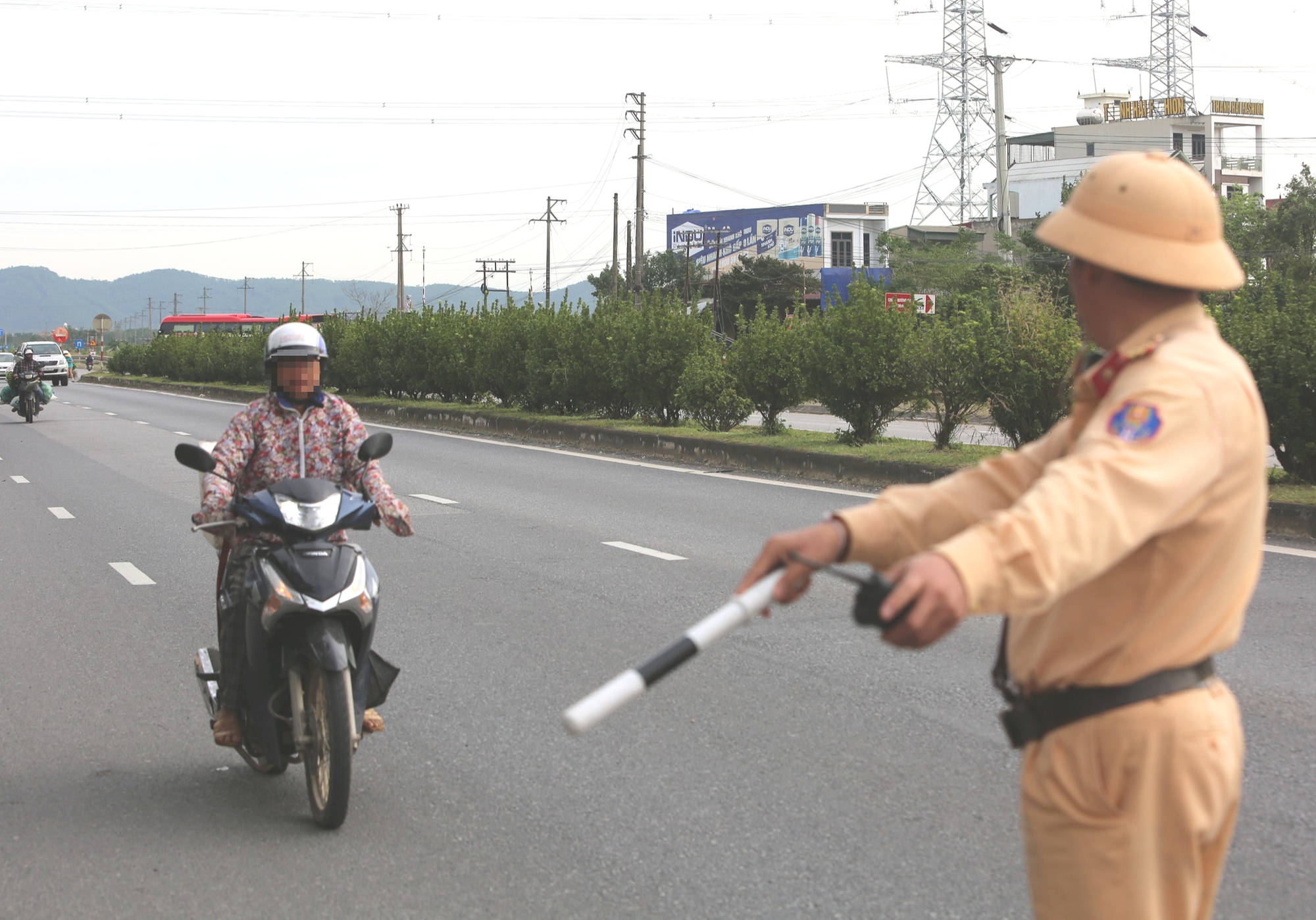 CSGT Thanh Hóa chốt chặn khép kín ngày đêm, kiên quyết xử lý "ma men" lái xe- Ảnh 3. CSGT Thanh Hóa chốt chặn khép kín ngày đêm, kiên quyết xử lý "ma men" lái xe- Ảnh 3.
