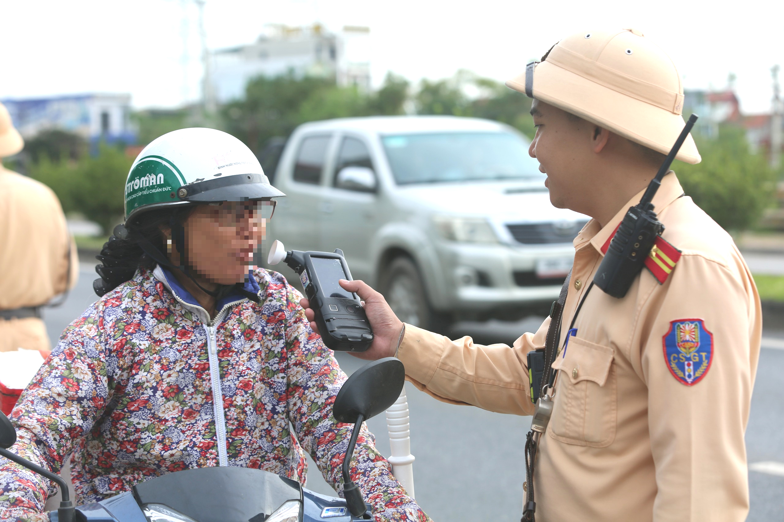 CSGT Thanh Hóa chốt chặn khép kín ngày đêm, kiên quyết xử lý "ma men" lái xe- Ảnh 4. CSGT Thanh Hóa chốt chặn khép kín ngày đêm, kiên quyết xử lý "ma men" lái xe- Ảnh 4.