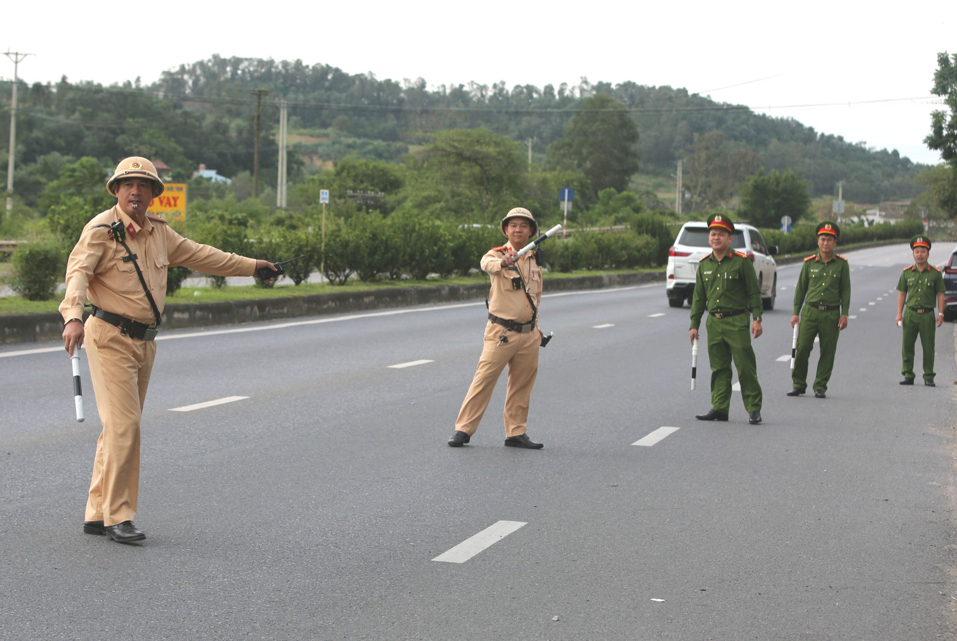CSGT Thanh Hóa chốt chặn khép kín ngày đêm, kiên quyết xử lý "ma men" lái xe- Ảnh 2. CSGT Thanh Hóa chốt chặn khép kín ngày đêm, kiên quyết xử lý "ma men" lái xe- Ảnh 2.