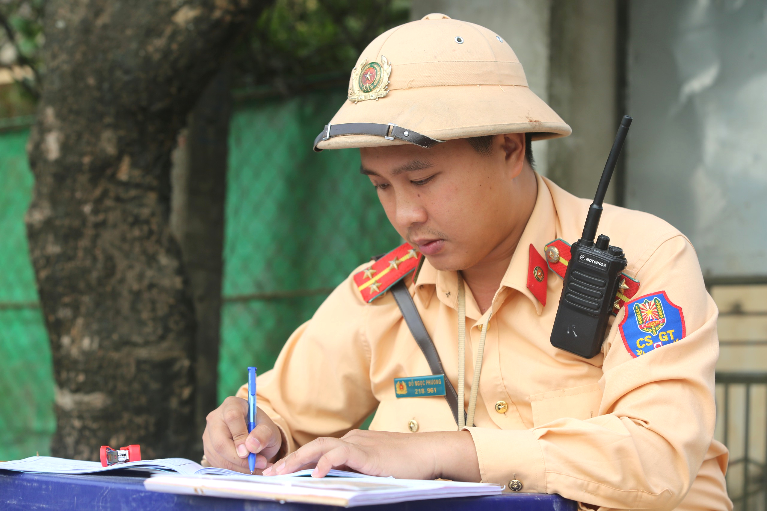 CSGT Thanh Hóa chốt chặn khép kín ngày đêm, kiên quyết xử lý "ma men" lái xe- Ảnh 7. CSGT Thanh Hóa chốt chặn khép kín ngày đêm, kiên quyết xử lý "ma men" lái xe- Ảnh 7.