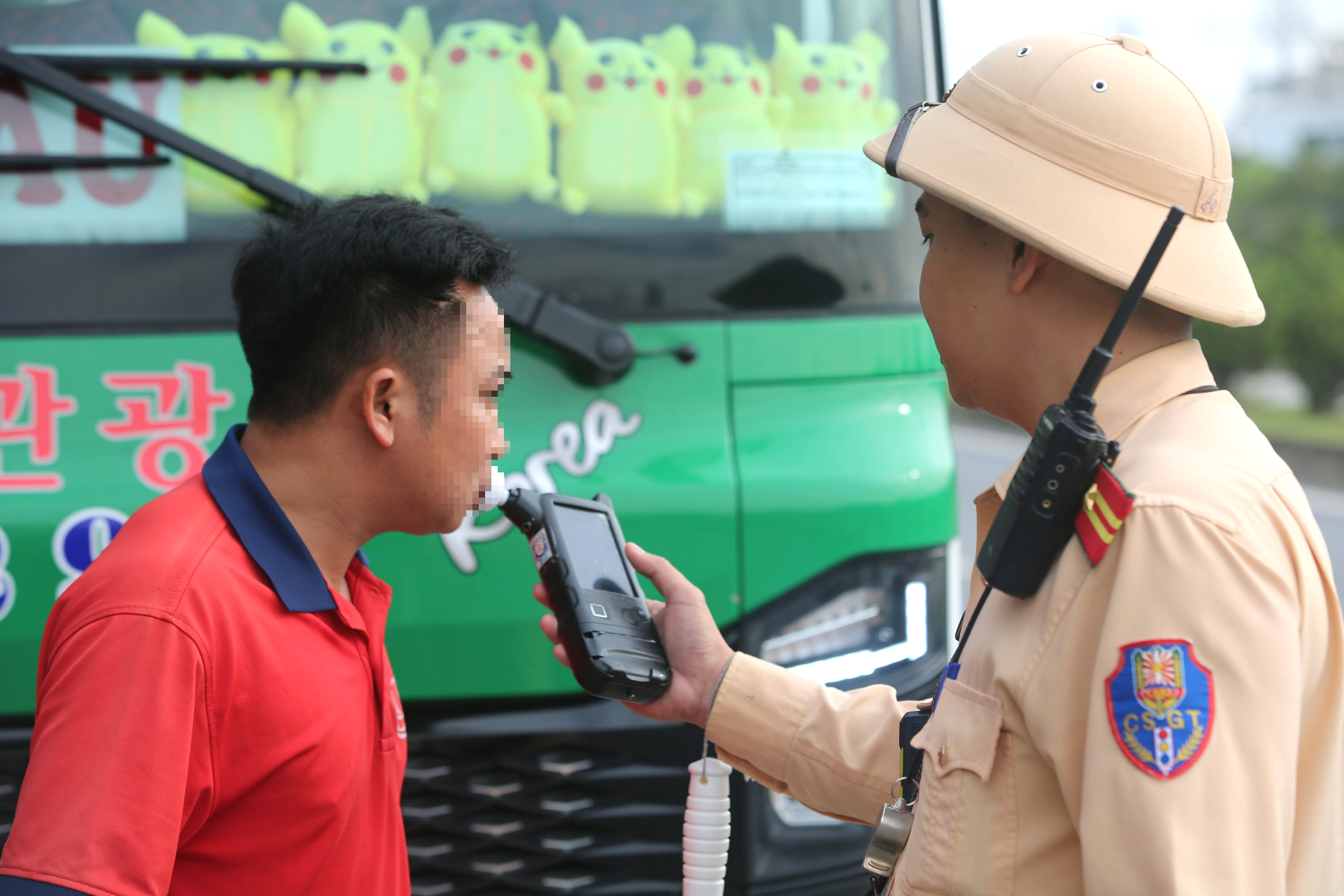 CSGT Thanh Hóa chốt chặn khép kín ngày đêm, kiên quyết xử lý "ma men" lái xe- Ảnh 6. CSGT Thanh Hóa chốt chặn khép kín ngày đêm, kiên quyết xử lý "ma men" lái xe- Ảnh 6.