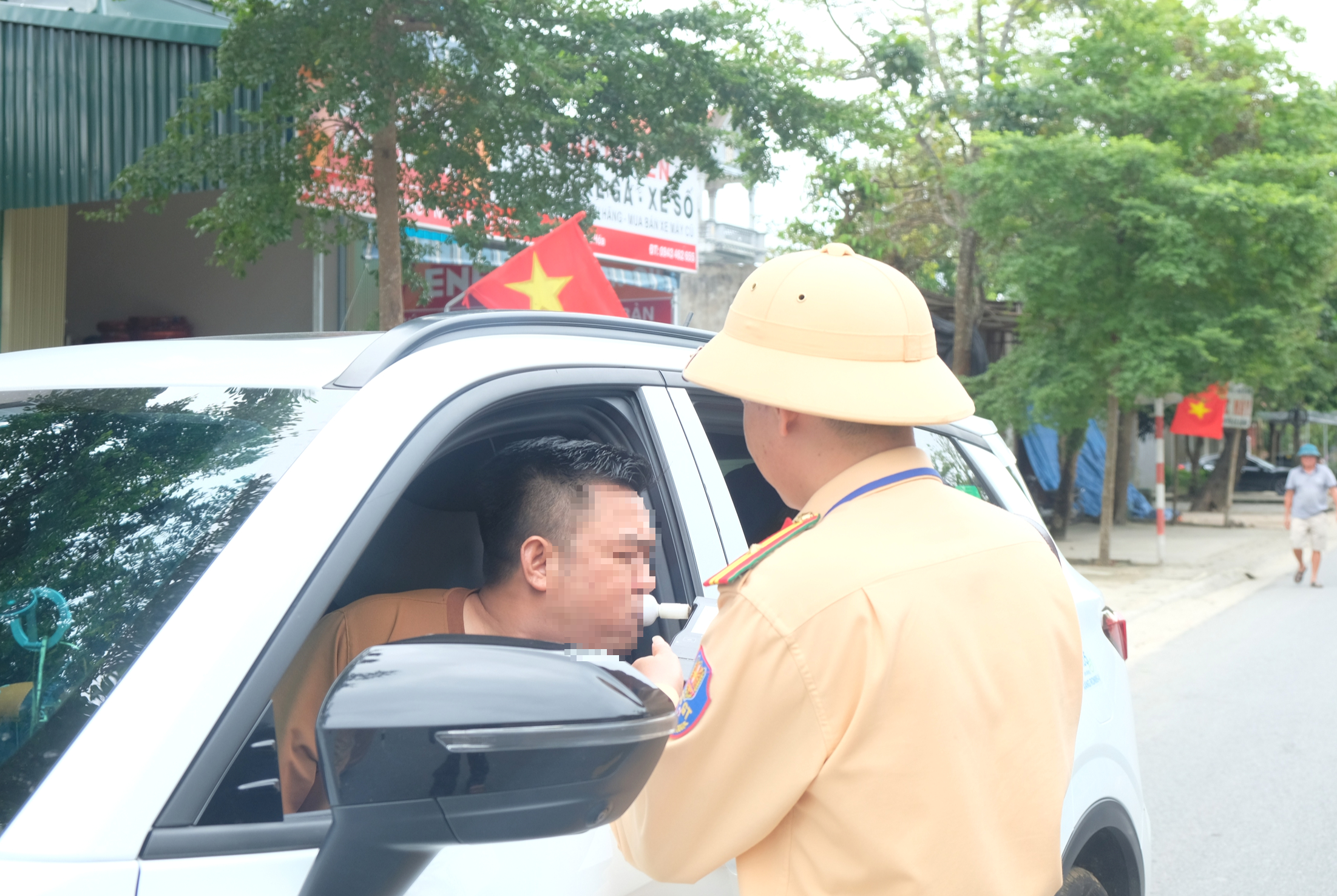 CSGT Thanh Hóa chốt chặn khép kín ngày đêm, kiên quyết xử lý "ma men" lái xe- Ảnh 8. CSGT Thanh Hóa chốt chặn khép kín ngày đêm, kiên quyết xử lý "ma men" lái xe- Ảnh 8.