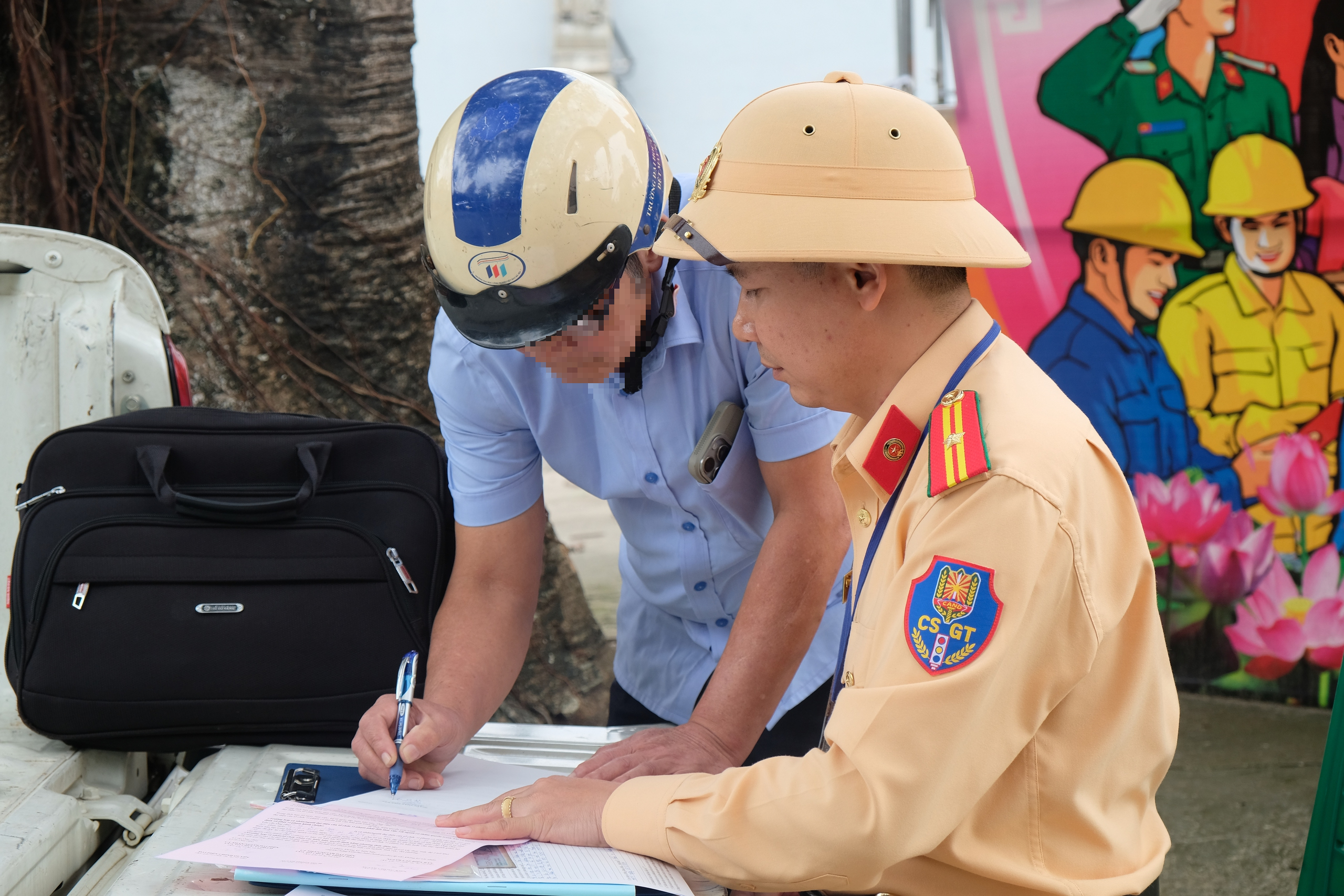 CSGT Thanh Hóa chốt chặn khép kín ngày đêm, kiên quyết xử lý "ma men" lái xe- Ảnh 10. CSGT Thanh Hóa chốt chặn khép kín ngày đêm, kiên quyết xử lý "ma men" lái xe- Ảnh 10.