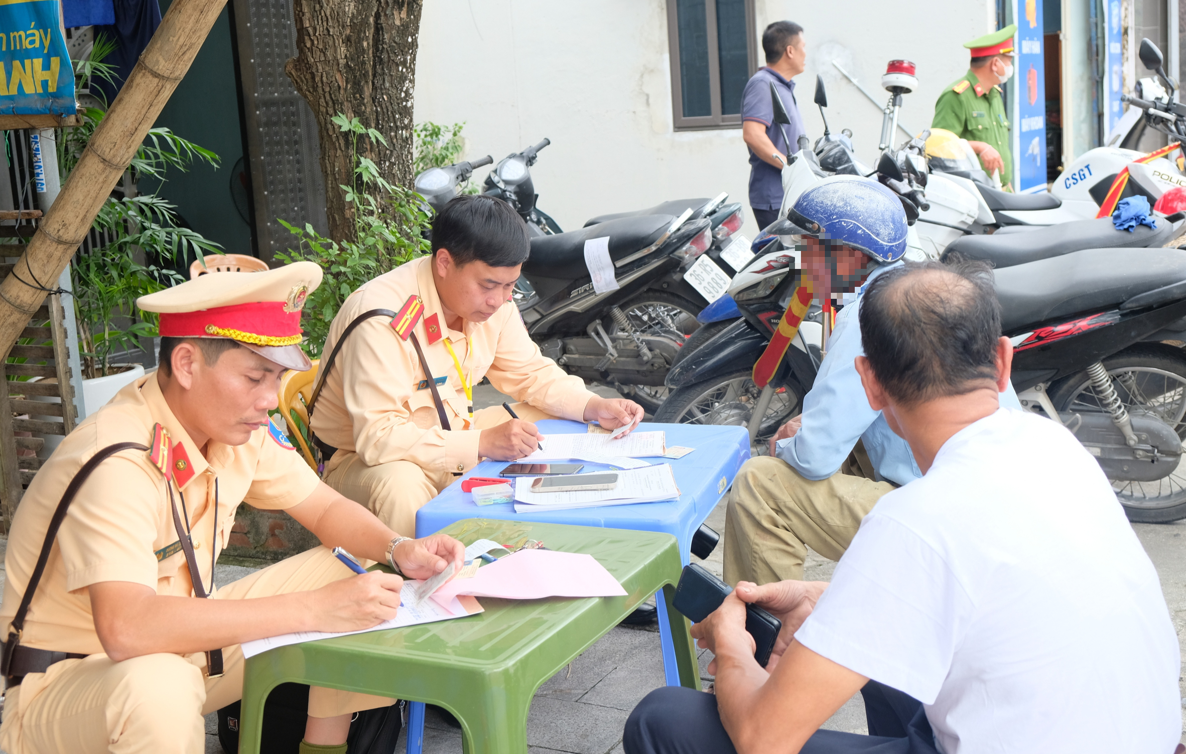 CSGT Thanh Hóa chốt chặn khép kín ngày đêm, kiên quyết xử lý "ma men" lái xe- Ảnh 9. CSGT Thanh Hóa chốt chặn khép kín ngày đêm, kiên quyết xử lý "ma men" lái xe- Ảnh 9.