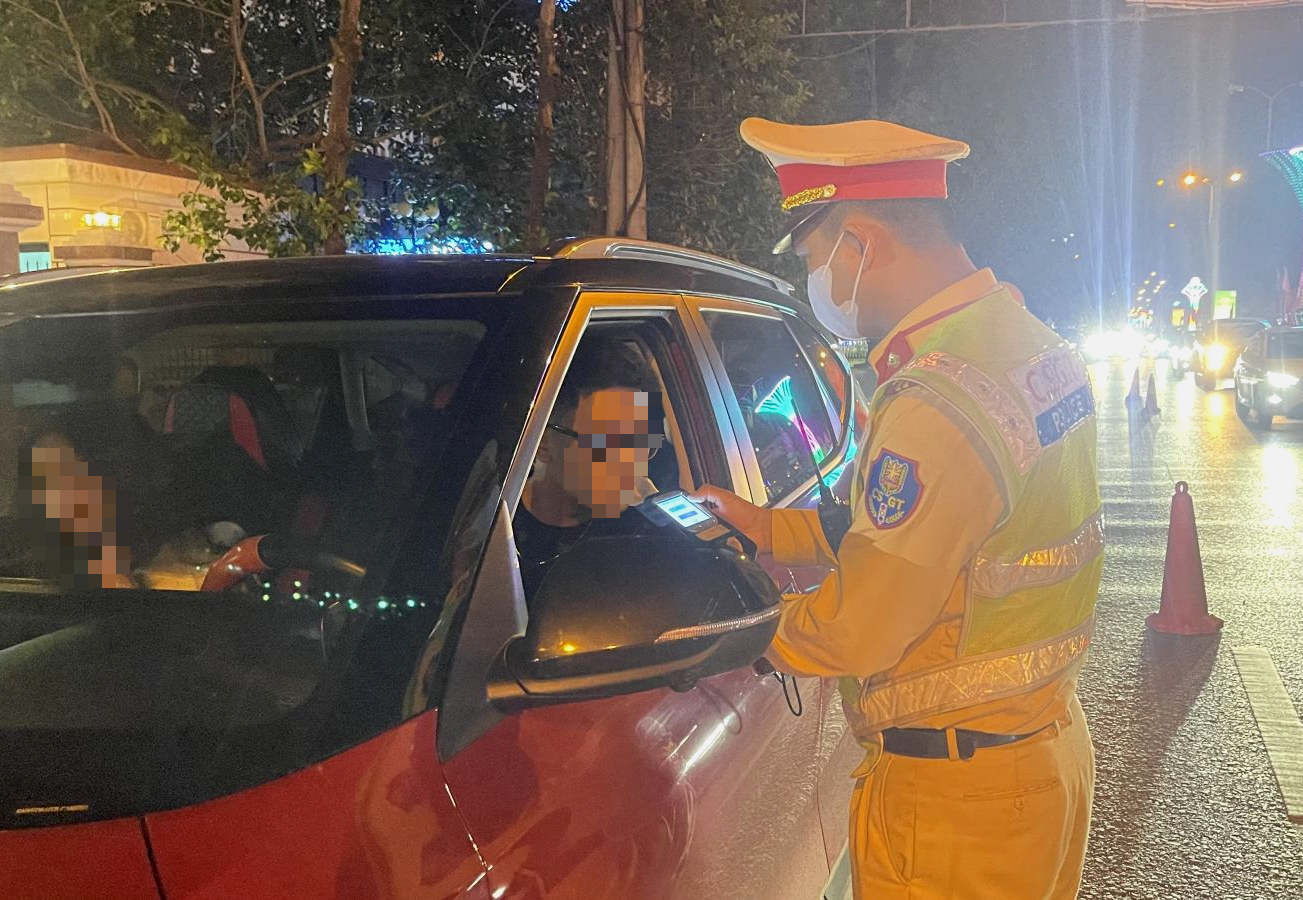 CSGT Thanh Hóa chốt chặn khép kín ngày đêm, kiên quyết xử lý "ma men" lái xe- Ảnh 11. CSGT Thanh Hóa chốt chặn khép kín ngày đêm, kiên quyết xử lý "ma men" lái xe- Ảnh 11.