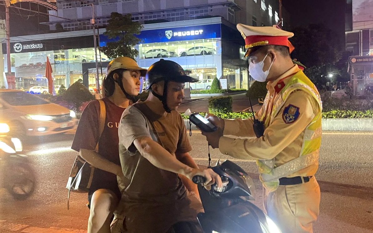 CSGT Thanh Hóa chốt chặn khép kín ngày đêm, kiên quyết xử lý "ma men" lái xe- Ảnh 12. CSGT Thanh Hóa chốt chặn khép kín ngày đêm, kiên quyết xử lý "ma men" lái xe- Ảnh 12.