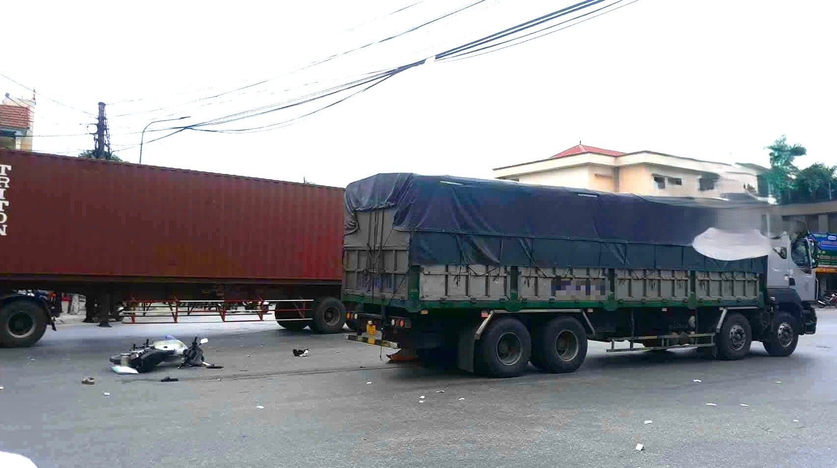 Va chạm với xe tải, hai anh em đi xe máy thương vong tại Hải Phòng- Ảnh 1.