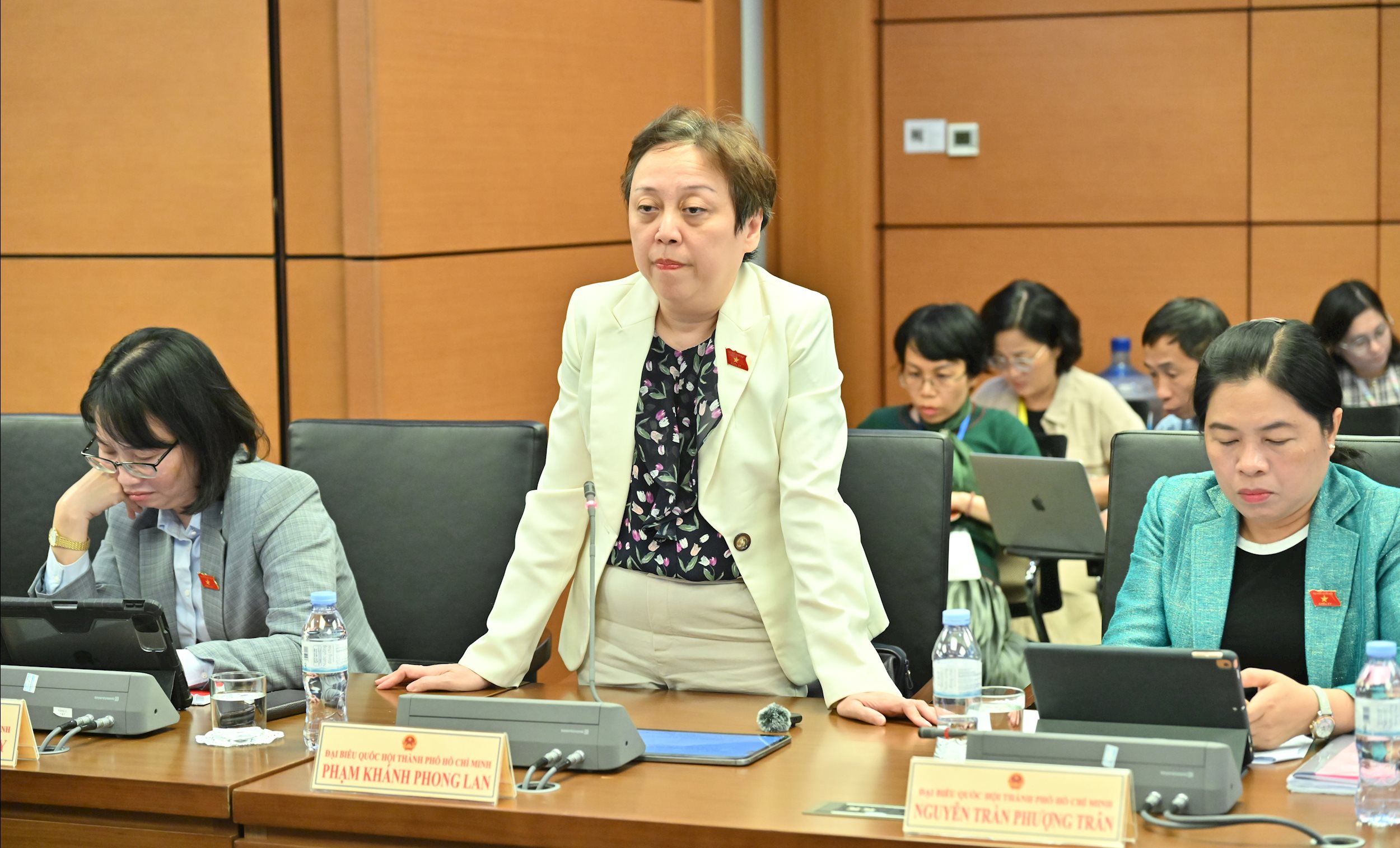 Đại biểu băn khoăn nếu giao Bộ GD&ĐT quản lý toàn bộ hệ thống đào tạo ngành Y tế- Ảnh 2. Đại biểu băn khoăn nếu giao Bộ GD&ĐT quản lý toàn bộ hệ thống đào tạo ngành Y tế- Ảnh 2.